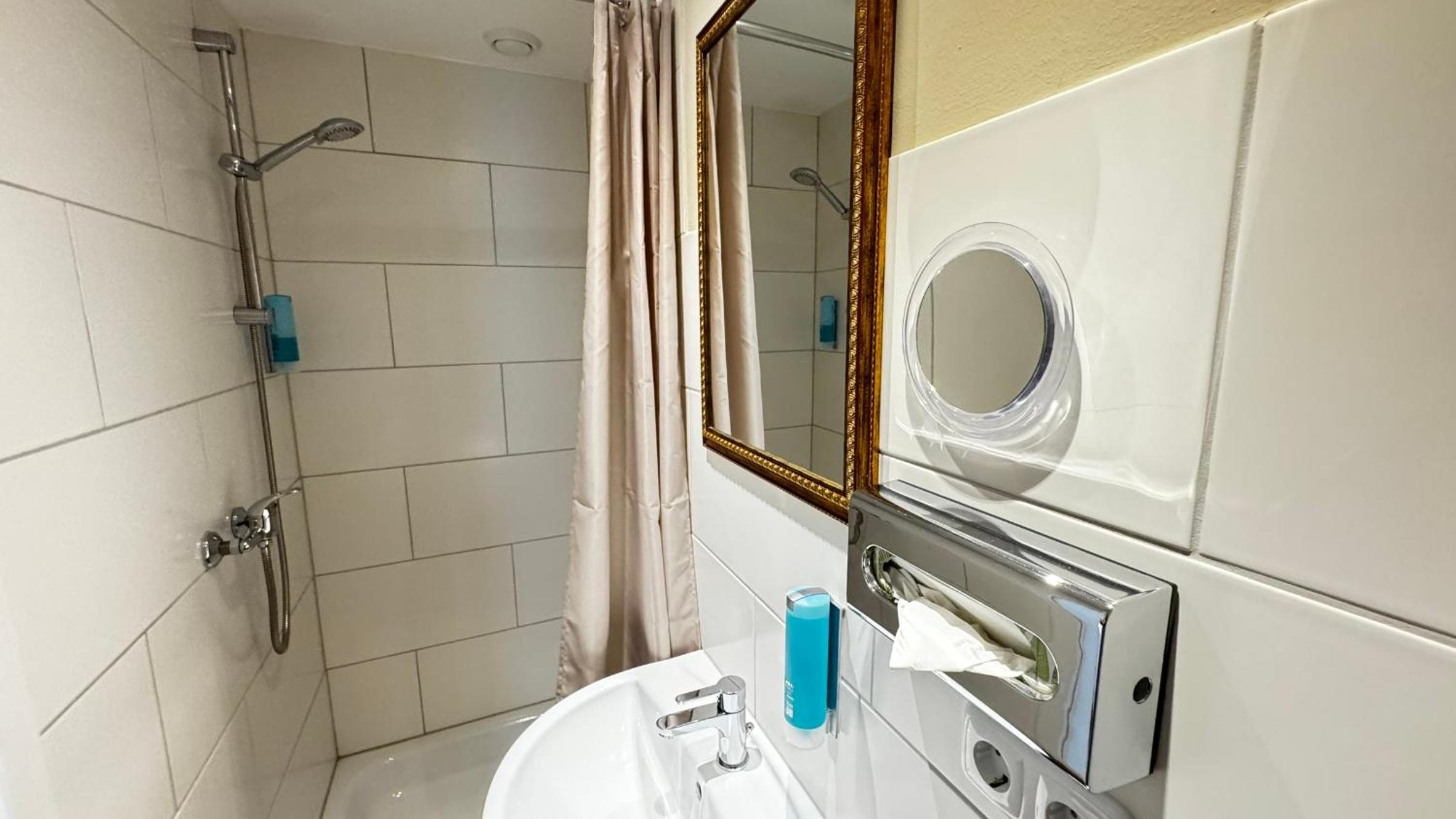 Economy Double Room - Photo 23