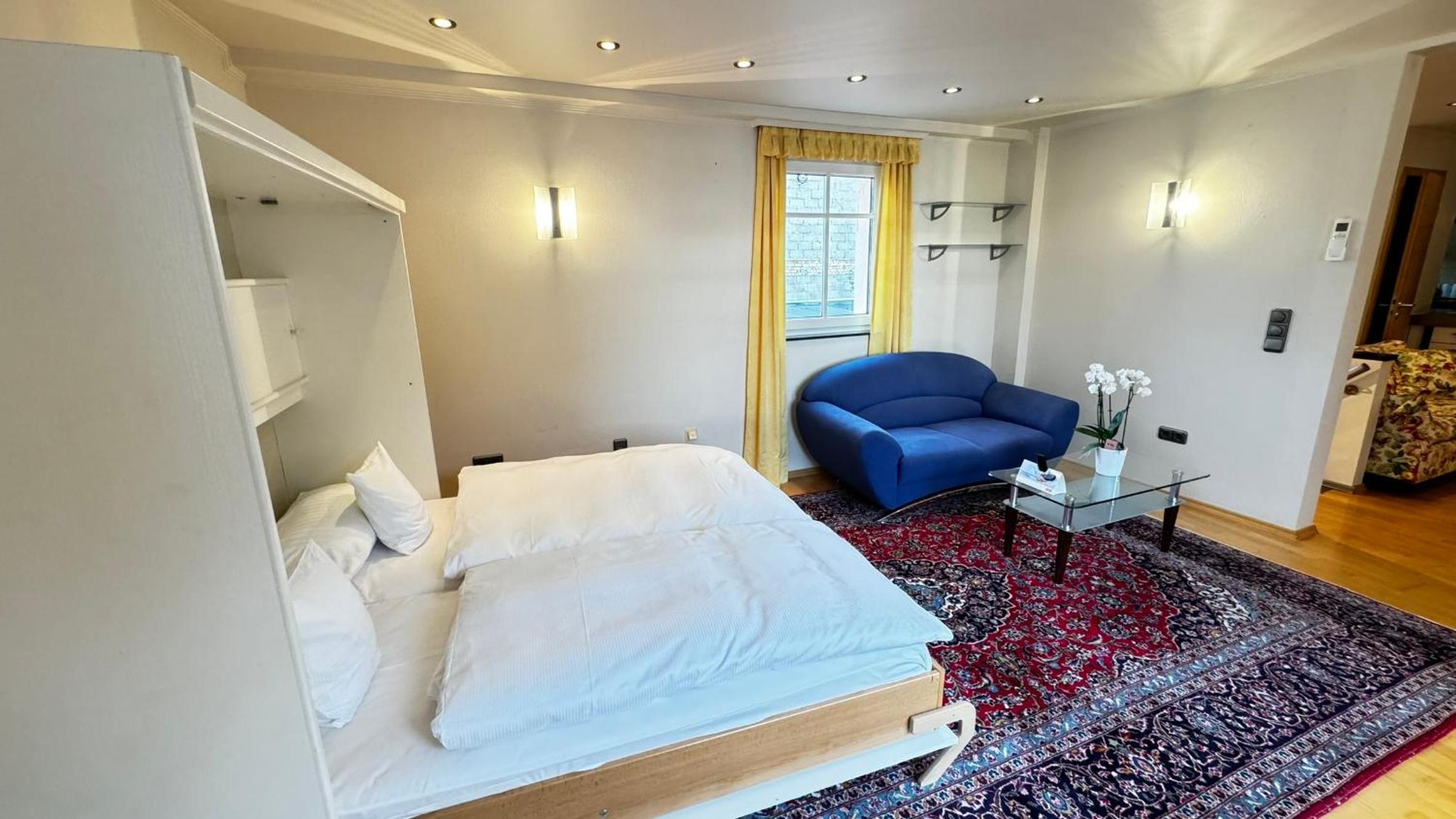 One-Bedroom Apartment - Photo 1