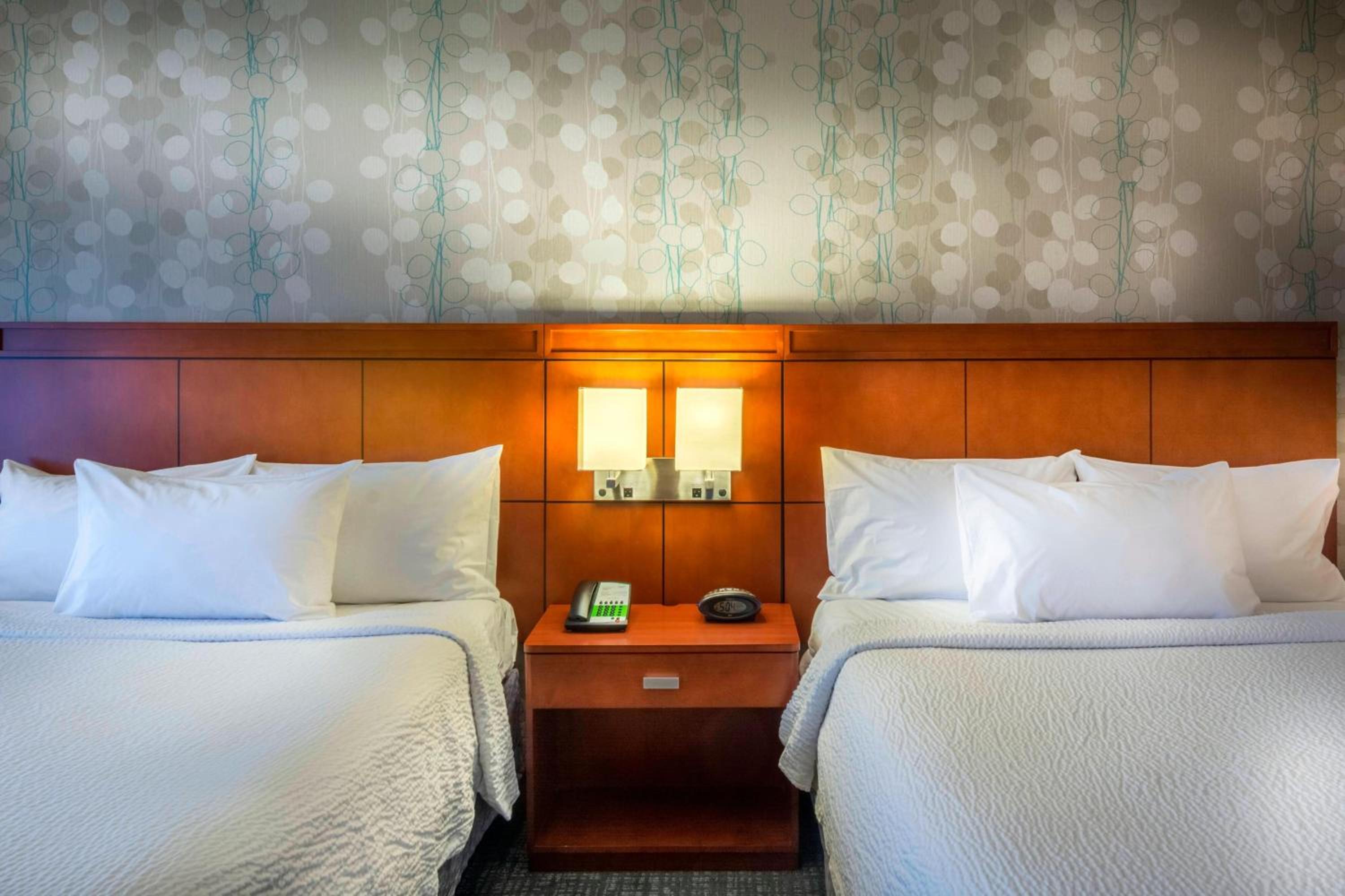 Queen Room with Two Queen Beds - Photo 2