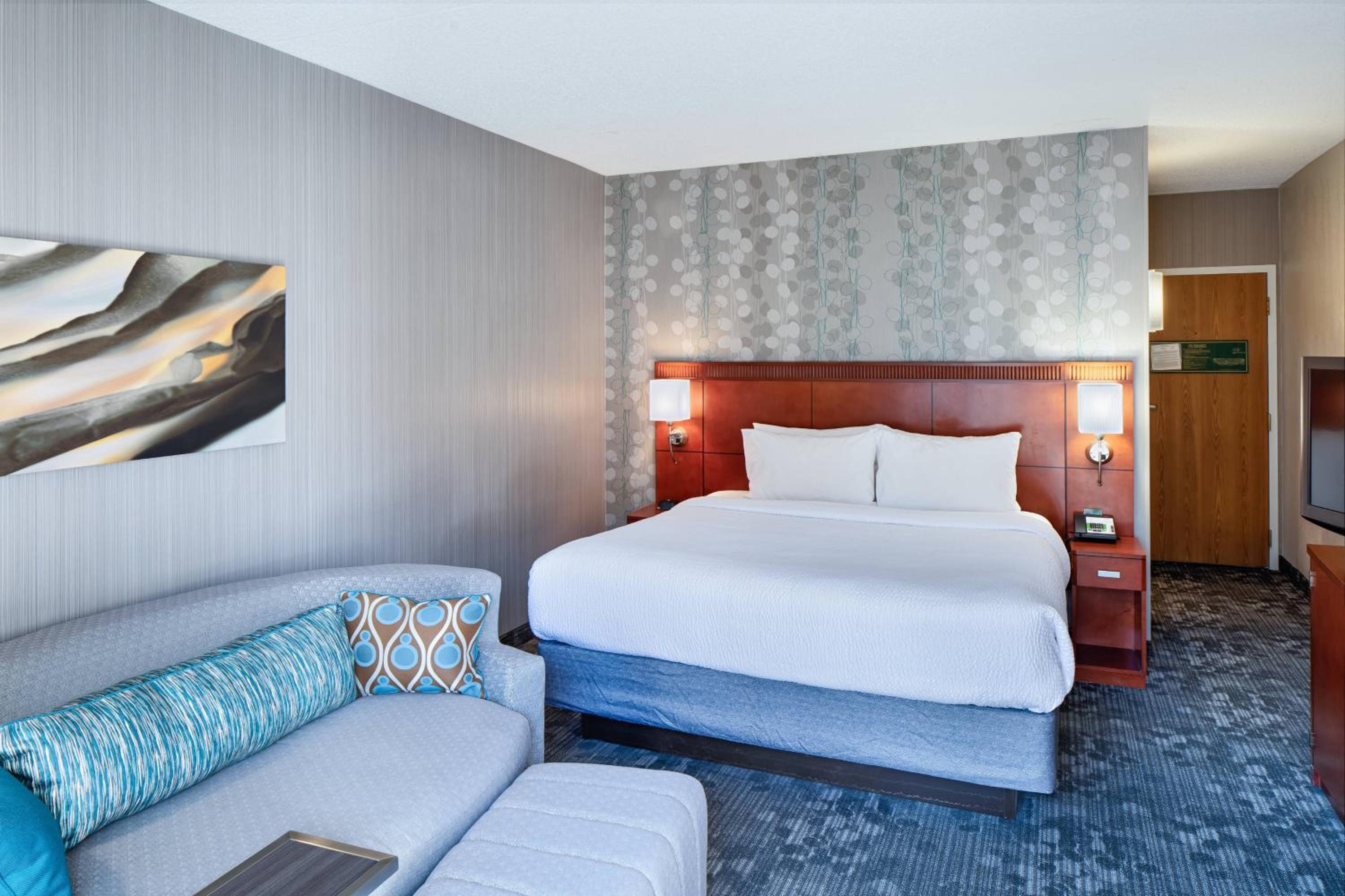 King Room with Sofa Bed - Photo 1