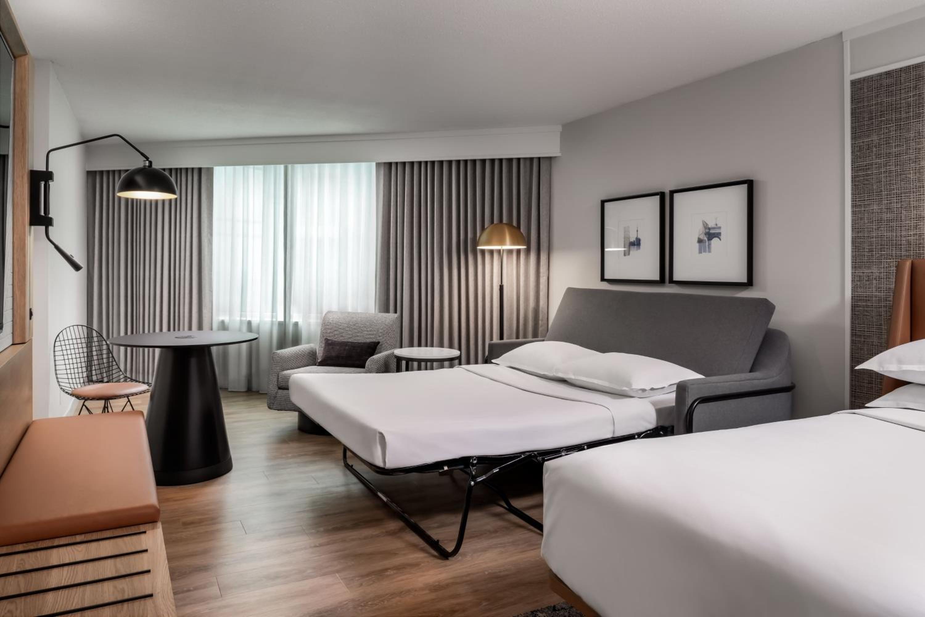 Queen Studio Suite with Sofa Bed - Club Lounge Access - Photo 7