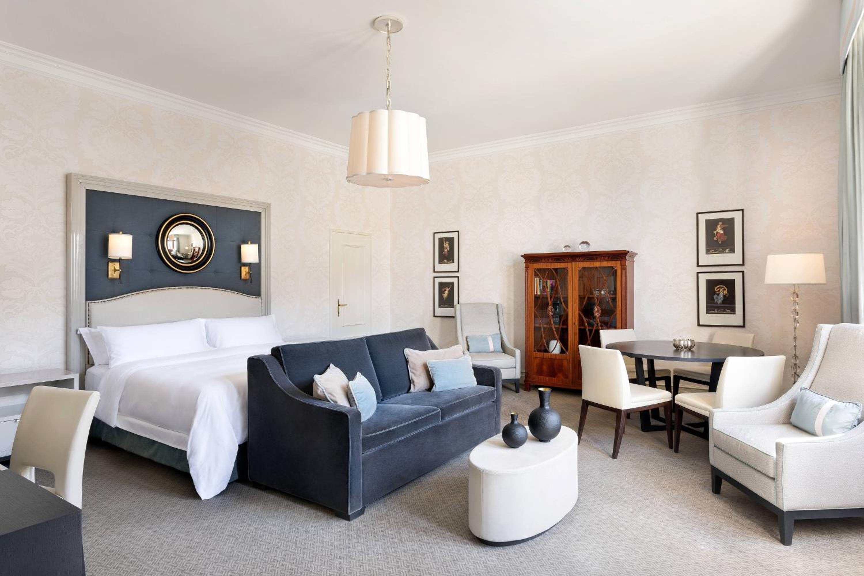 One-Bedroom King Studio with Street View
