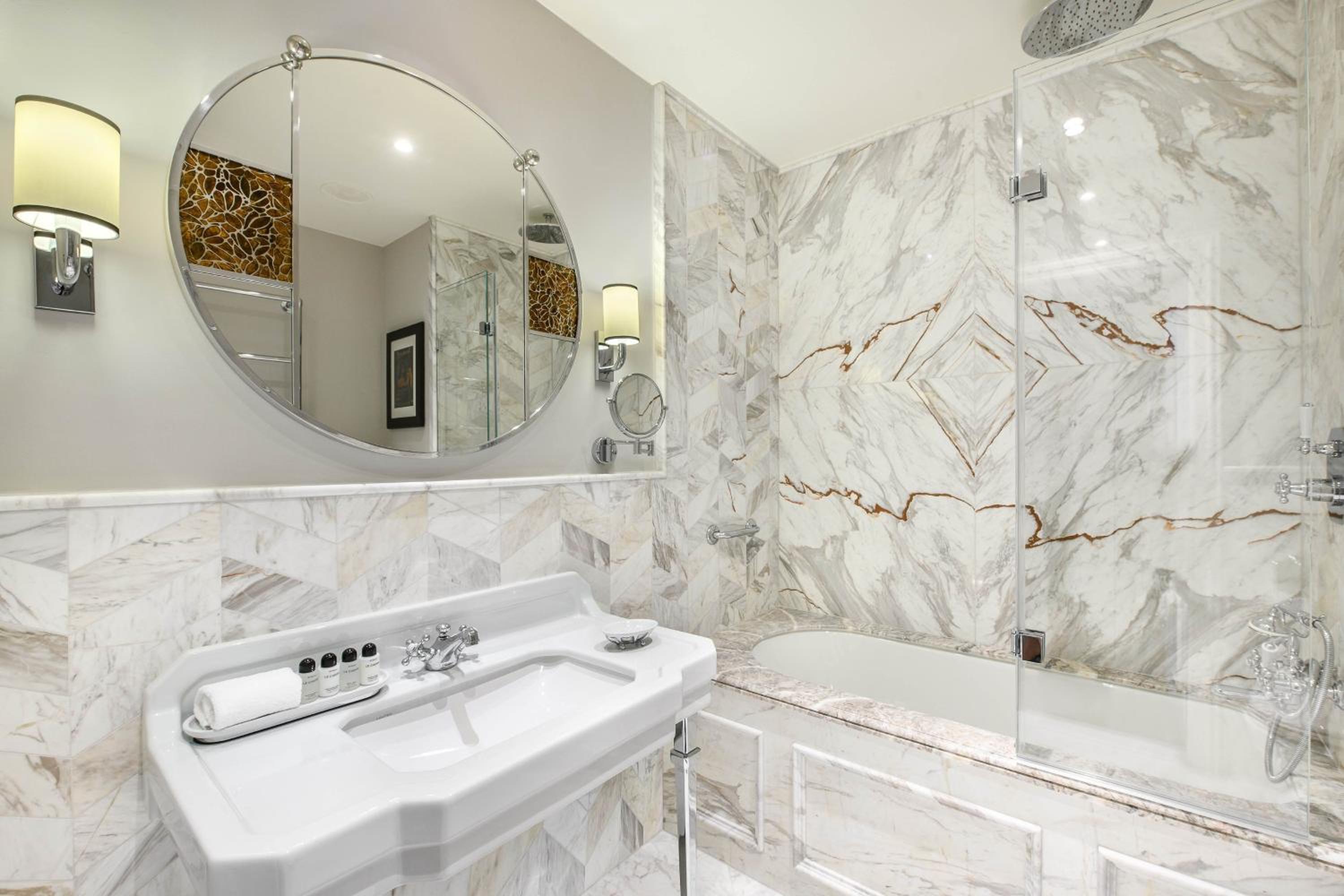Glorietta Suite, 2 Bedroom Suite, 1 King, Main Street view thumbnail 5