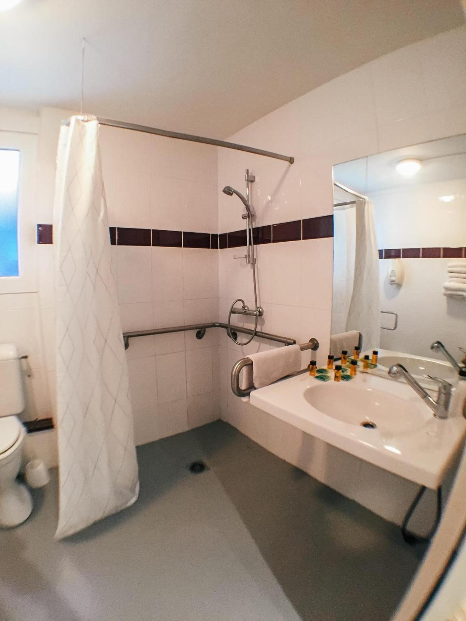 Economy Quadruple Room - Semi basement - Photo 3
