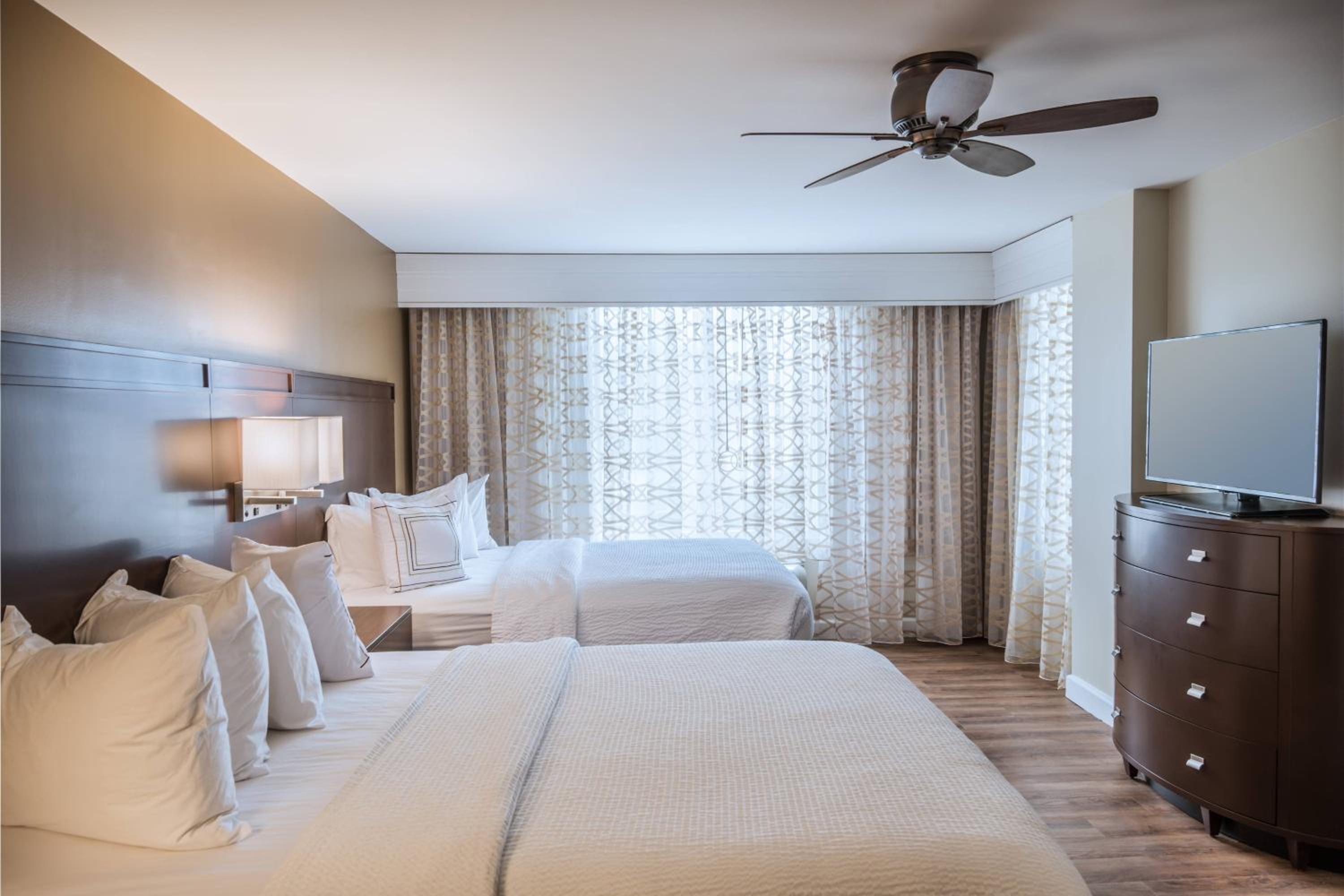 Queen Room with Two Queen Beds - Photo 4