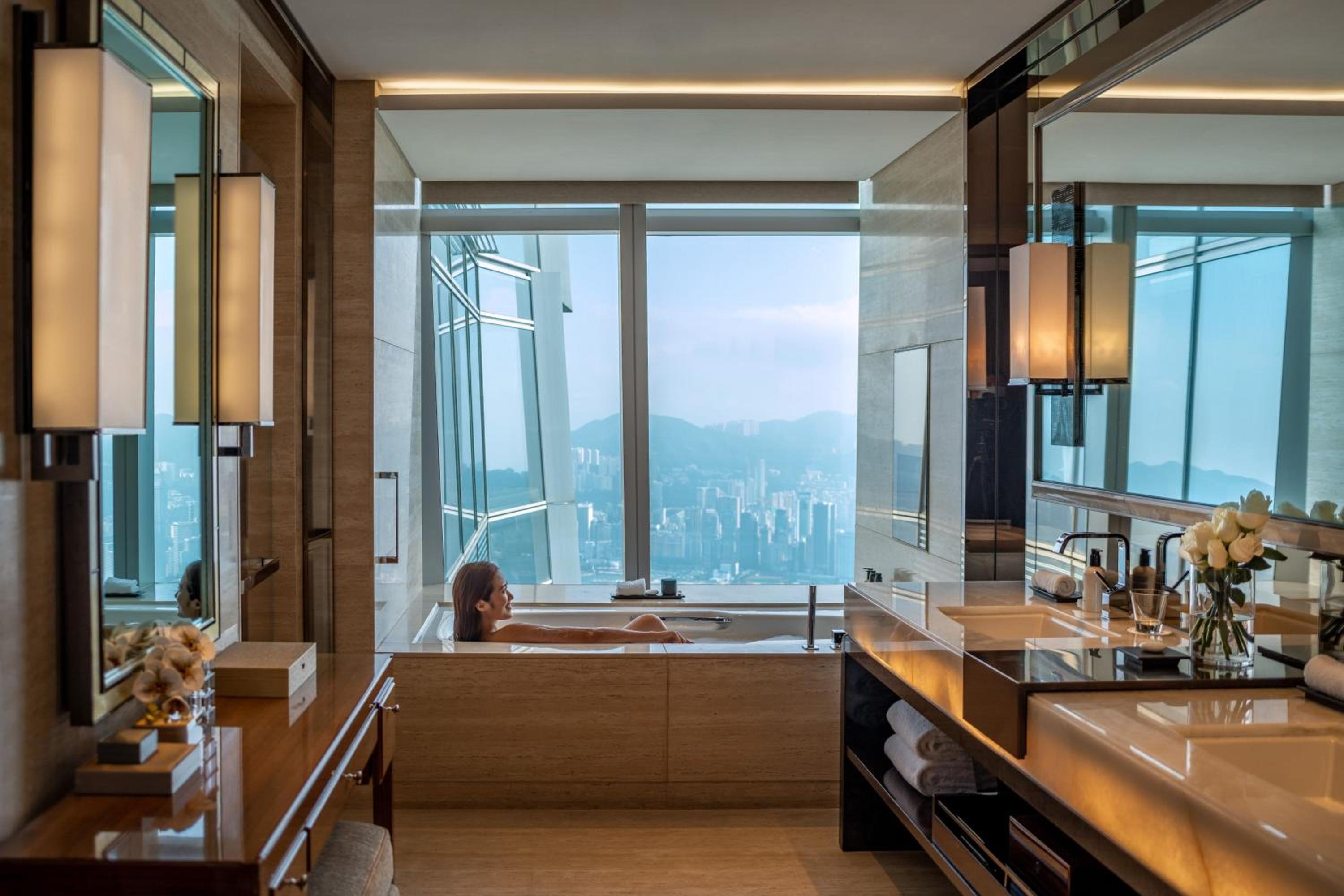 Premier Executive Suite with King Bed and Club Lounge Access photo 3