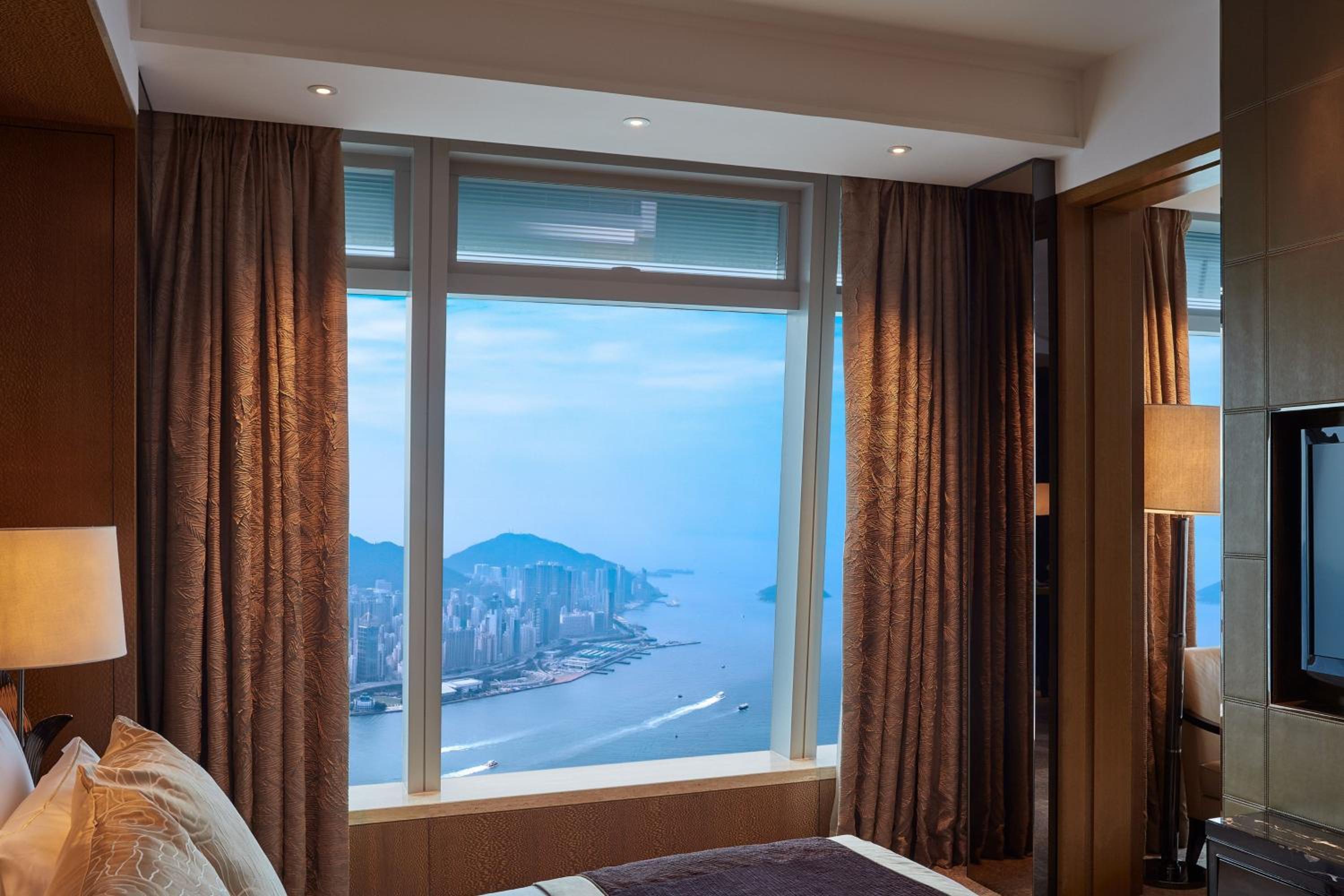 Deluxe Victoria Harbor Suite with King Bed, Club Lounge Access photo 2