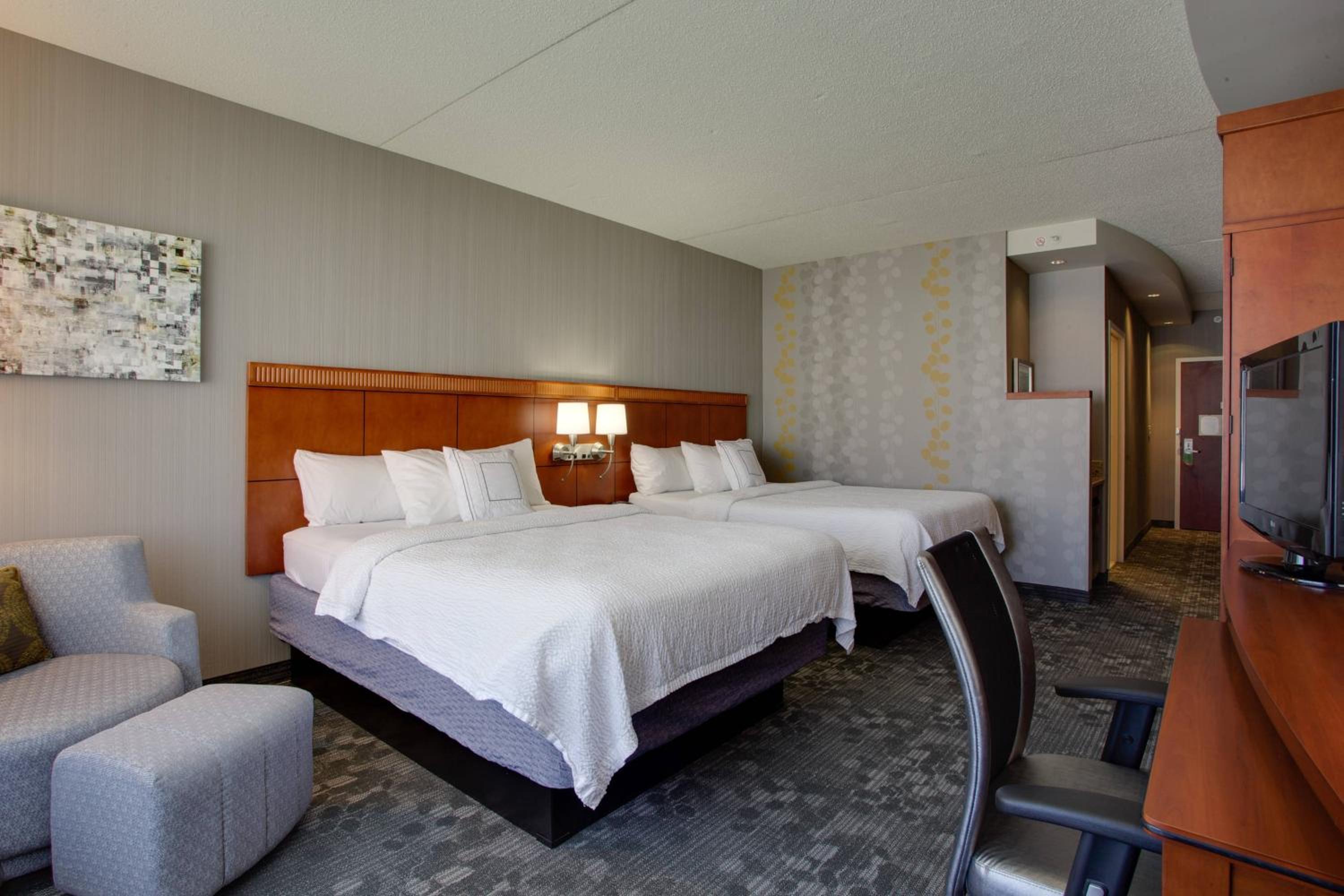Queen Room with Two Queen Beds and Adapted Tub - Mobility Accessible photo 1