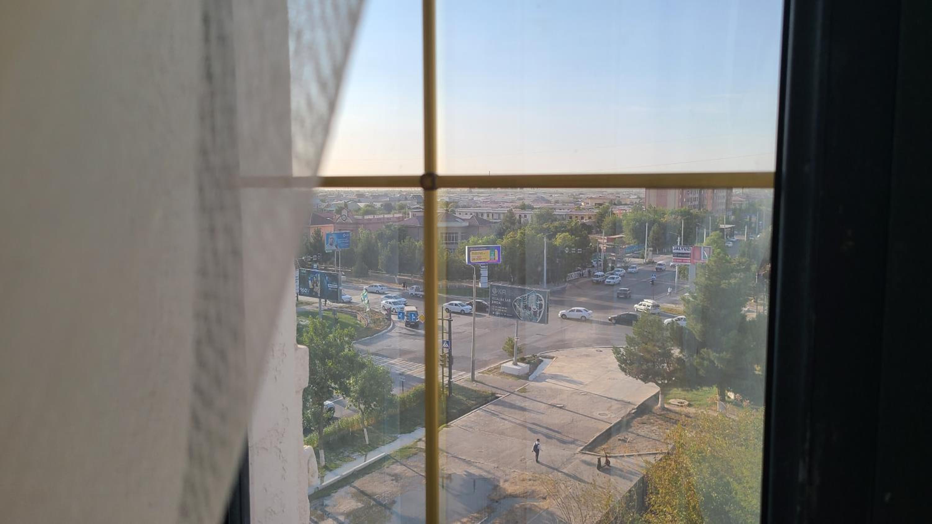 Deluxe One-Bedroom Apartment with City View photo 2