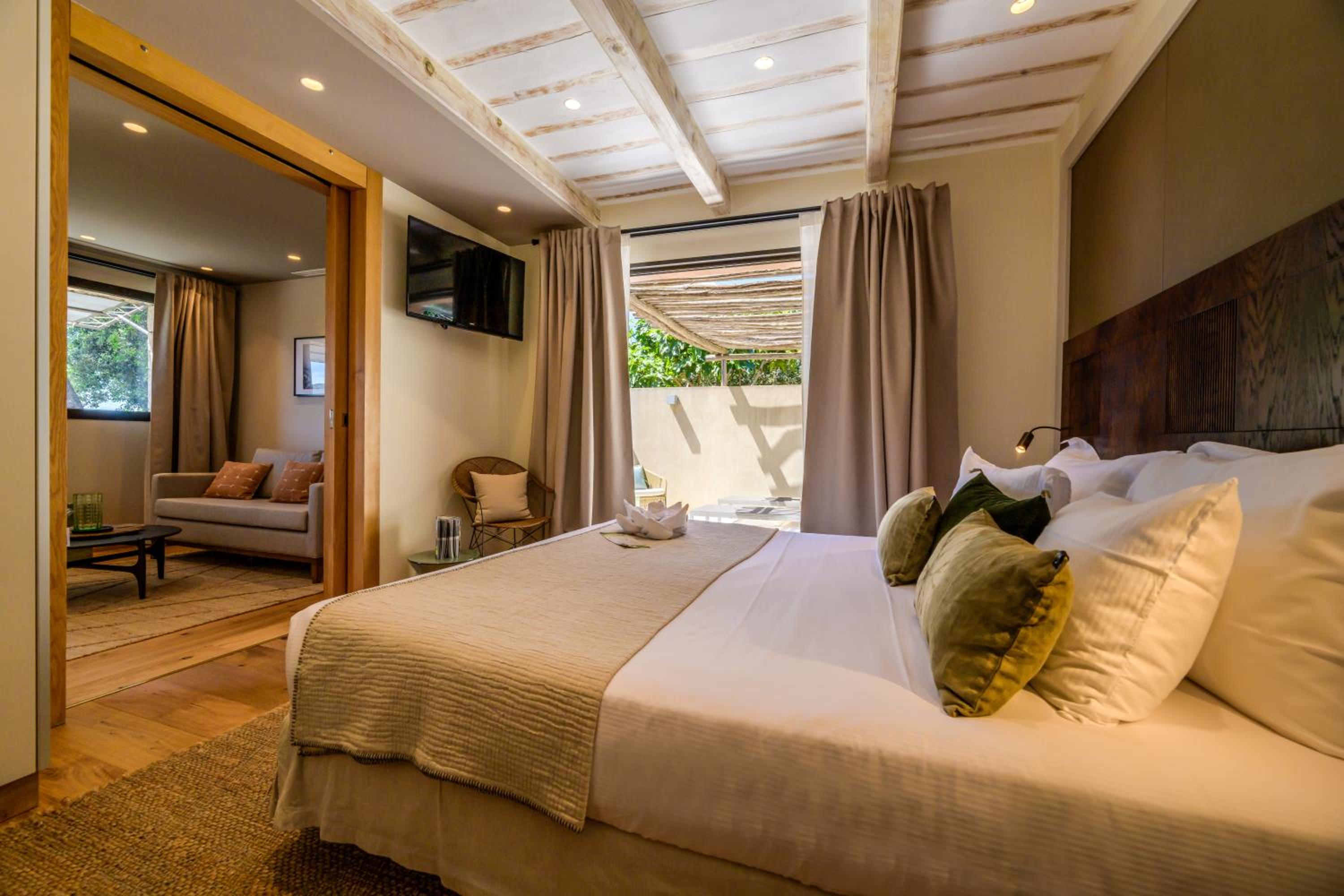 Deluxe Suite with Sea View (2 Adults) photo 2