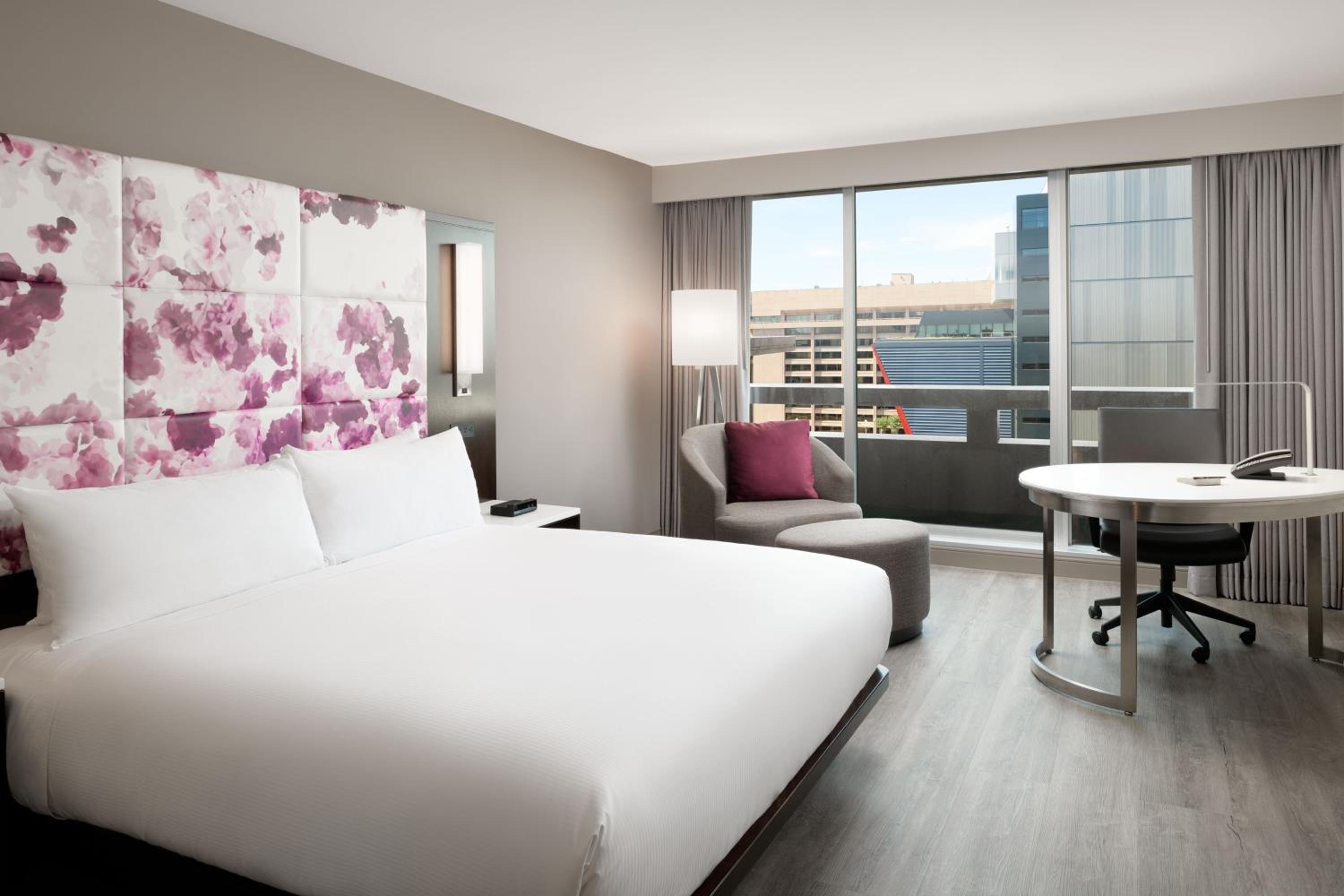 Deluxe King Room with City View - Photo 5