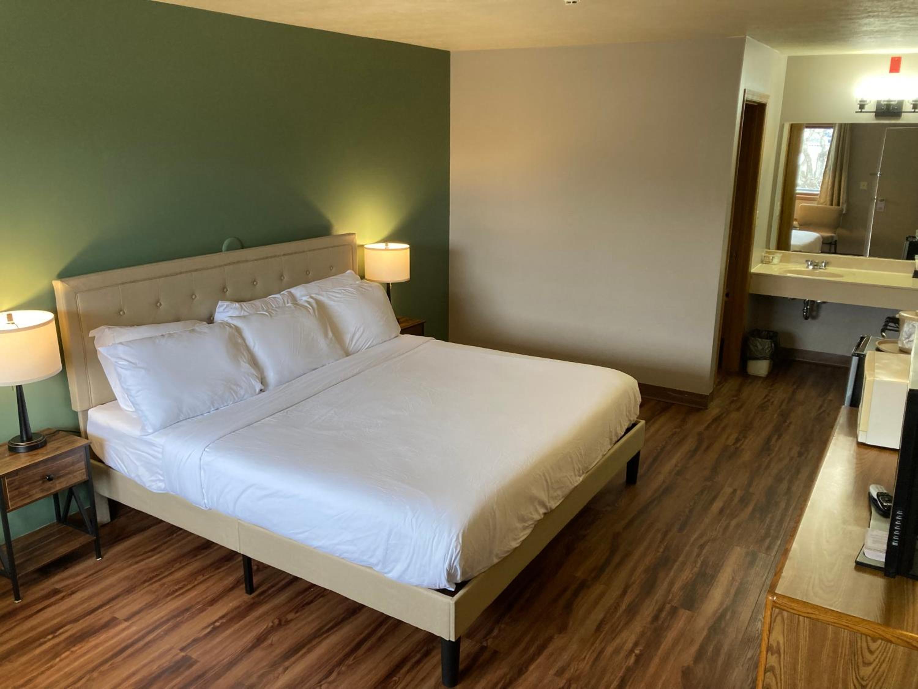 Deluxe King Room - Photo 2