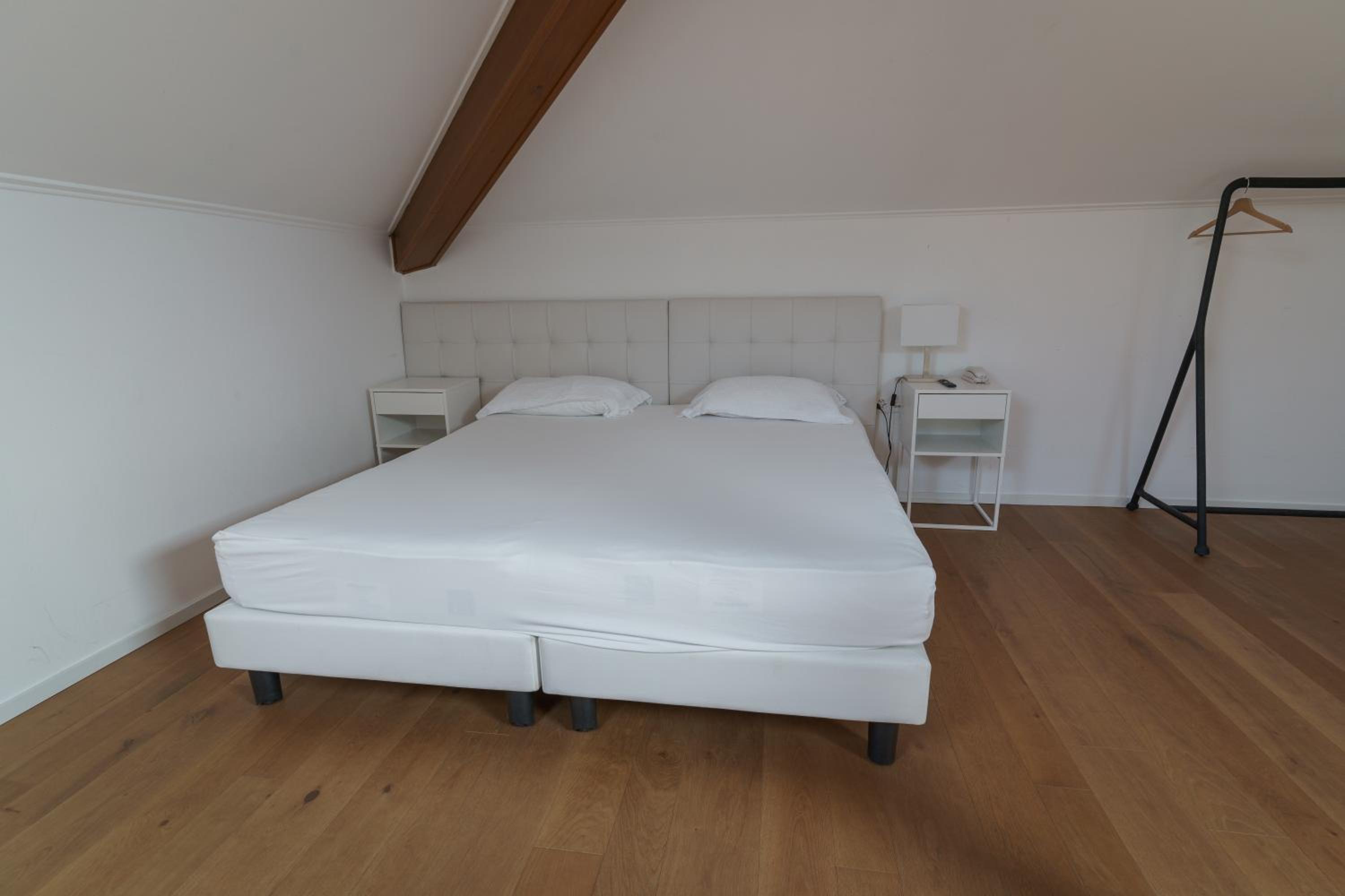 Deluxe Studio with External Private Bathroom