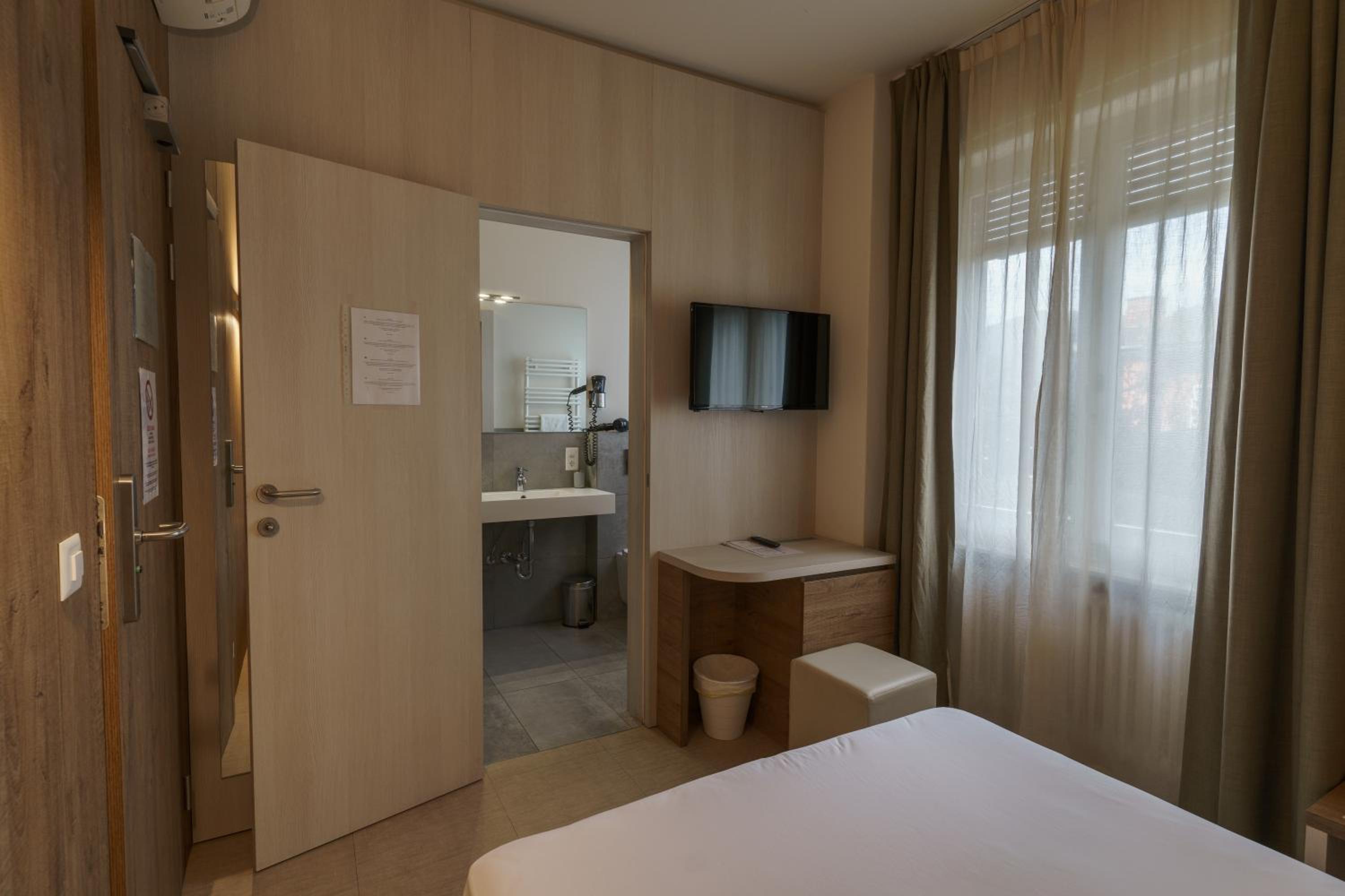 Single Room photo 3