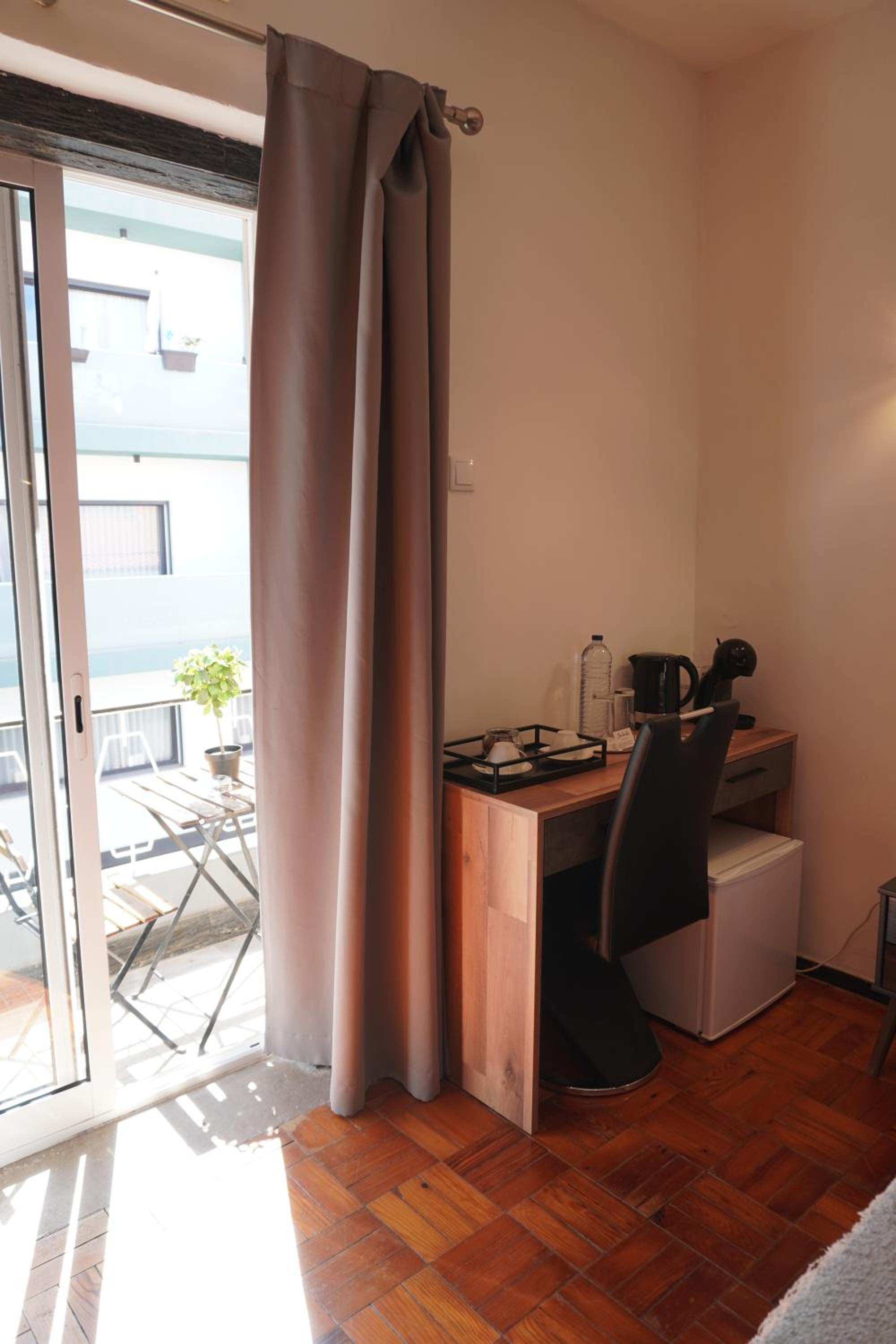 Large Double Room - Photo 6