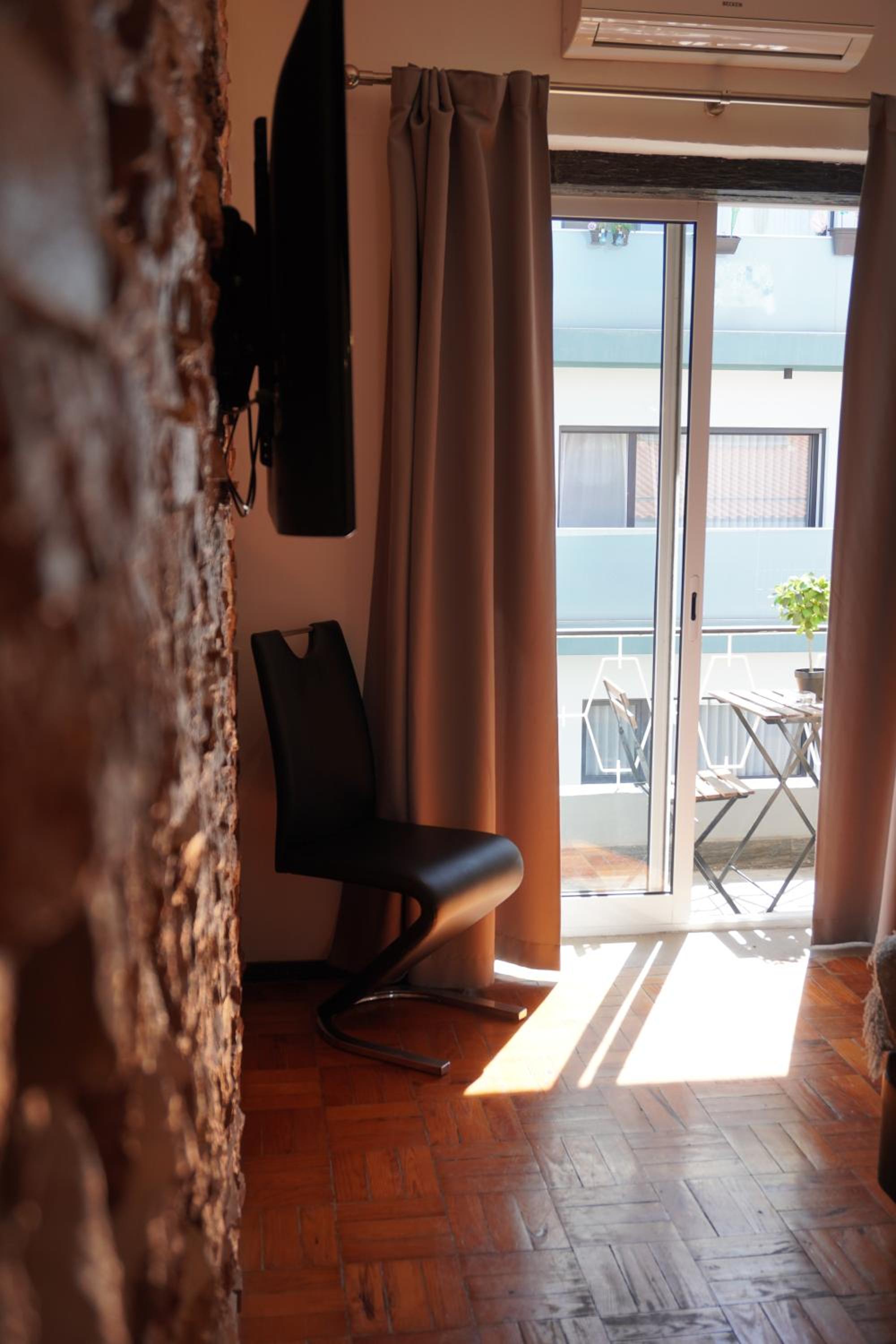 Large Double Room - Photo 4
