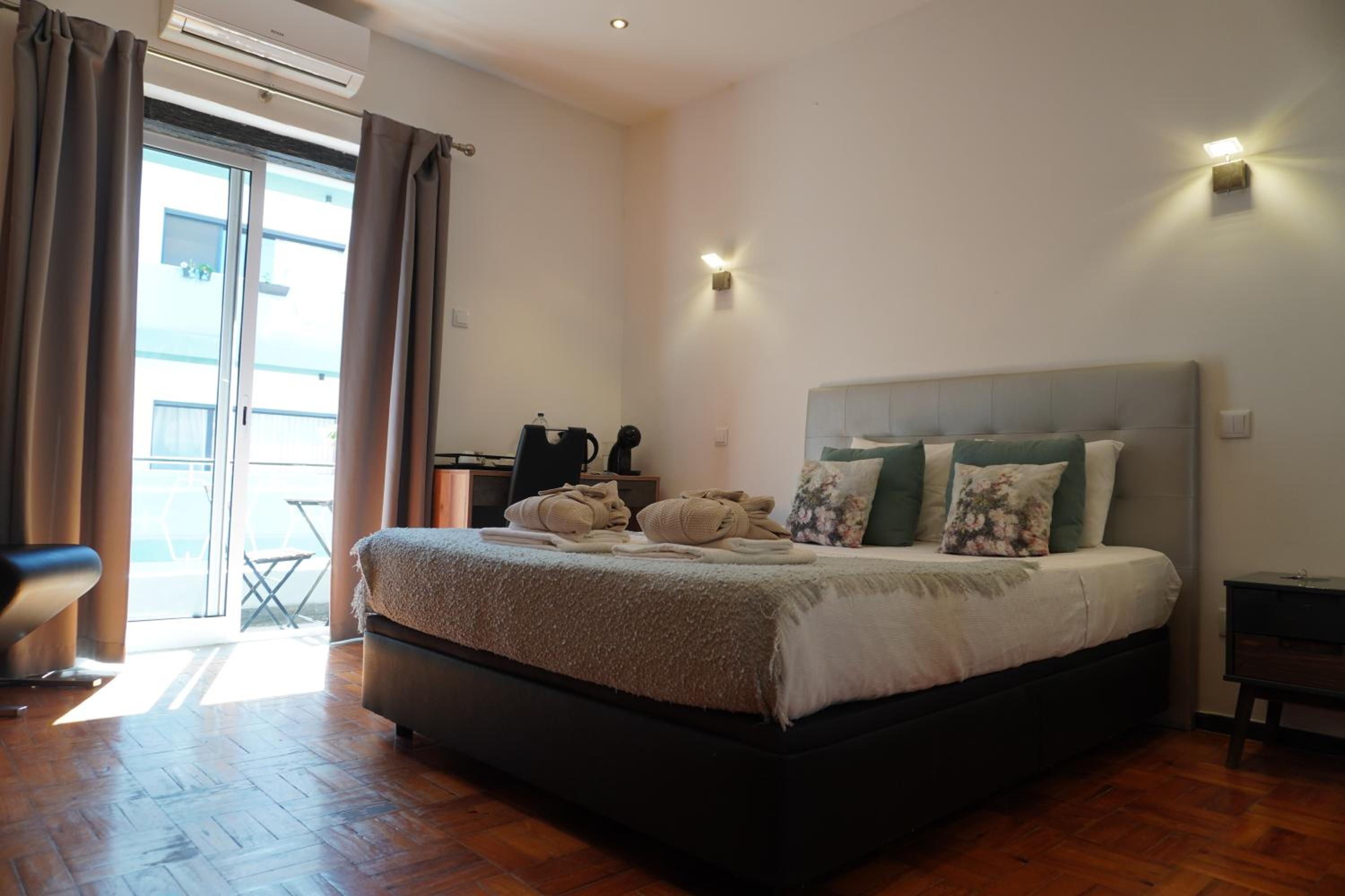 Large Double Room - Photo 1