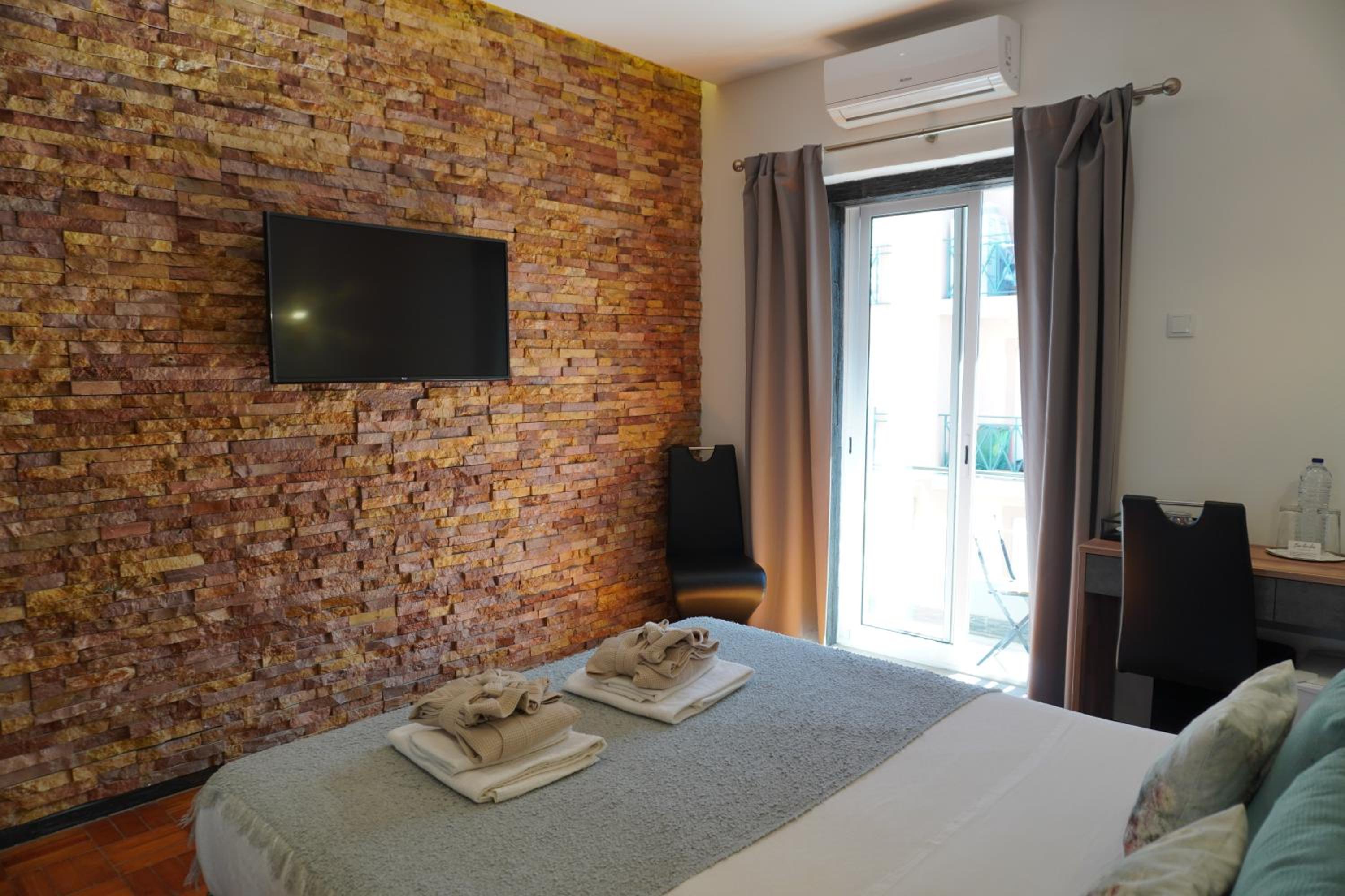 Large Double Room - Photo 11