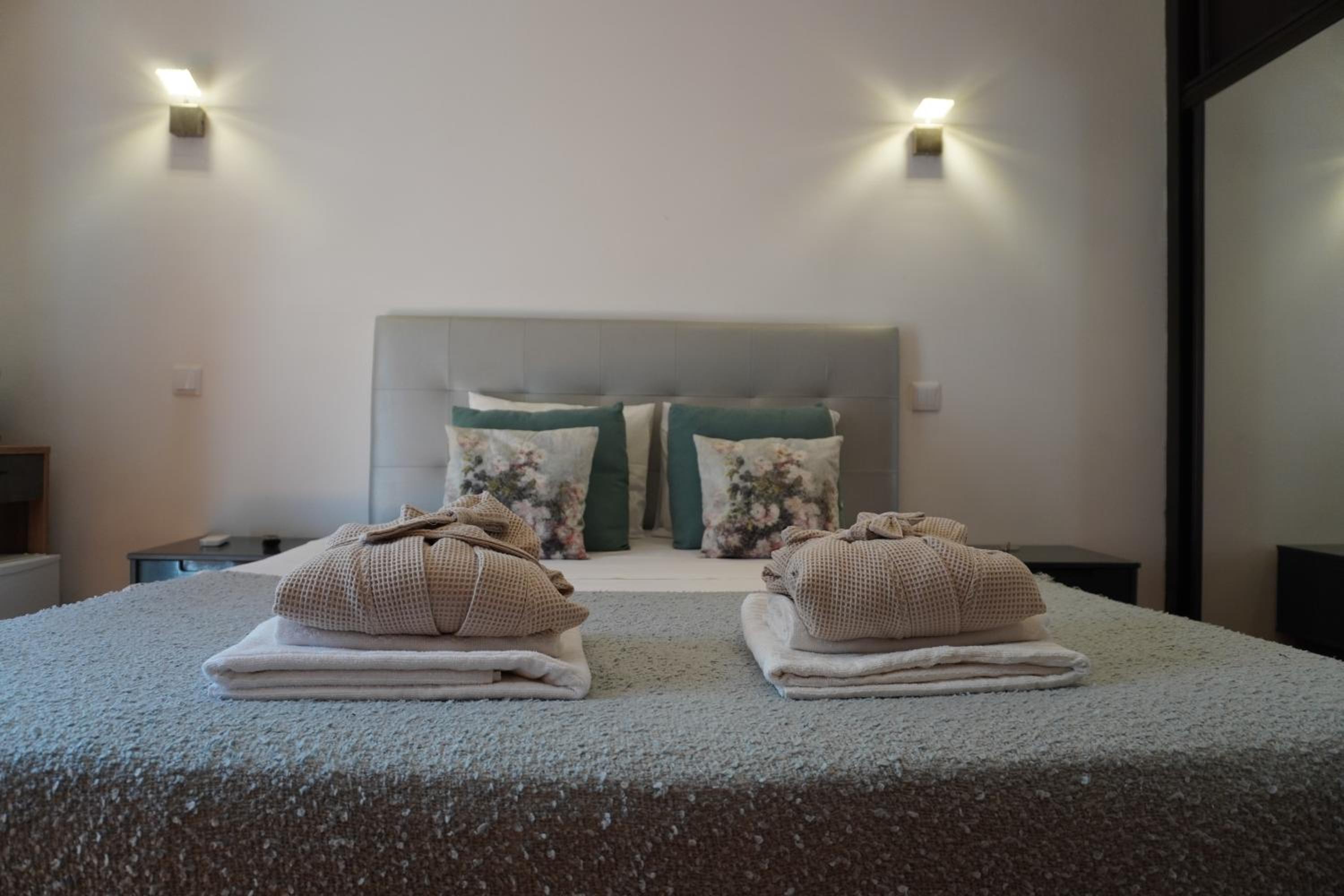 Large Double Room - Photo 10