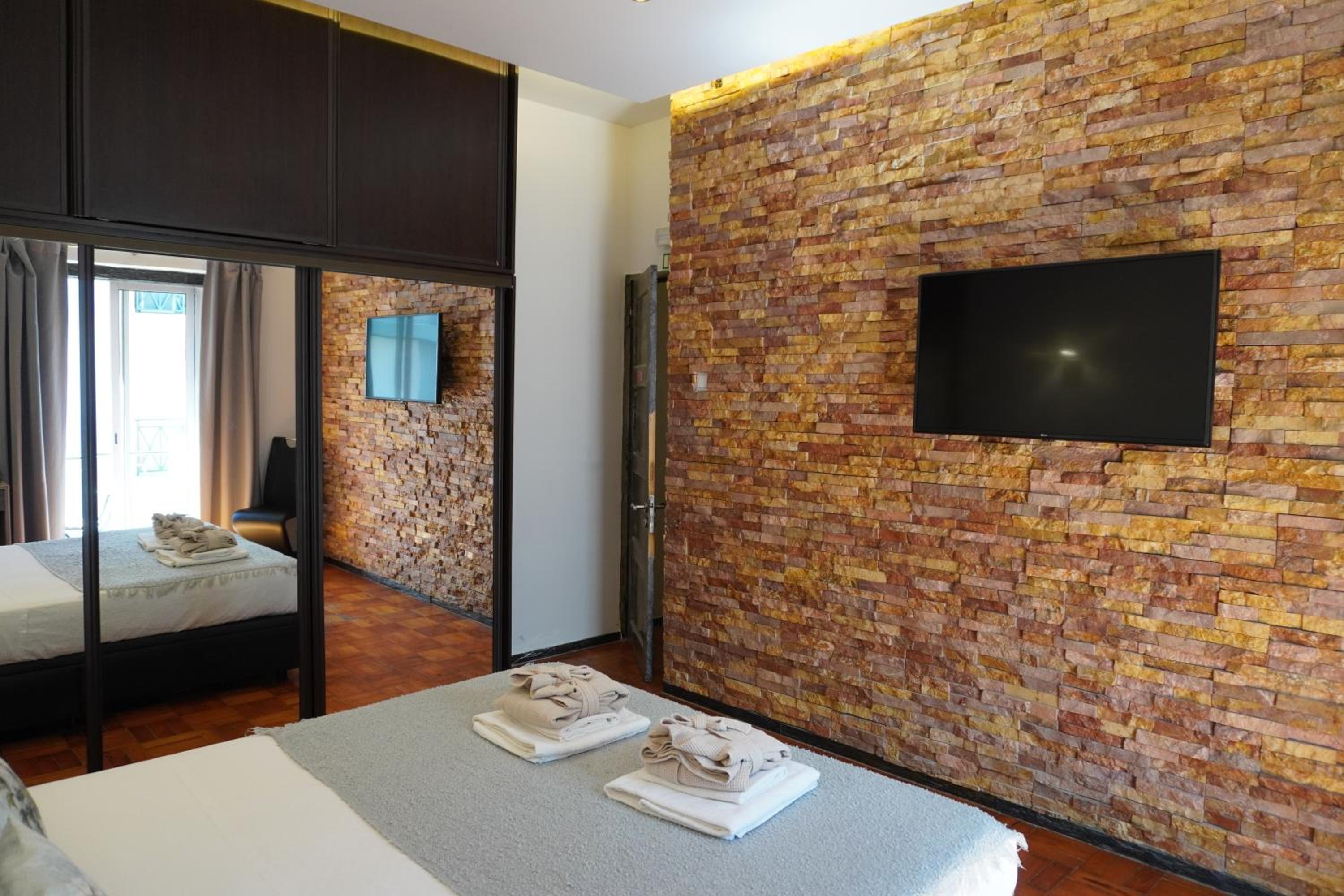 Large Double Room - Photo 3