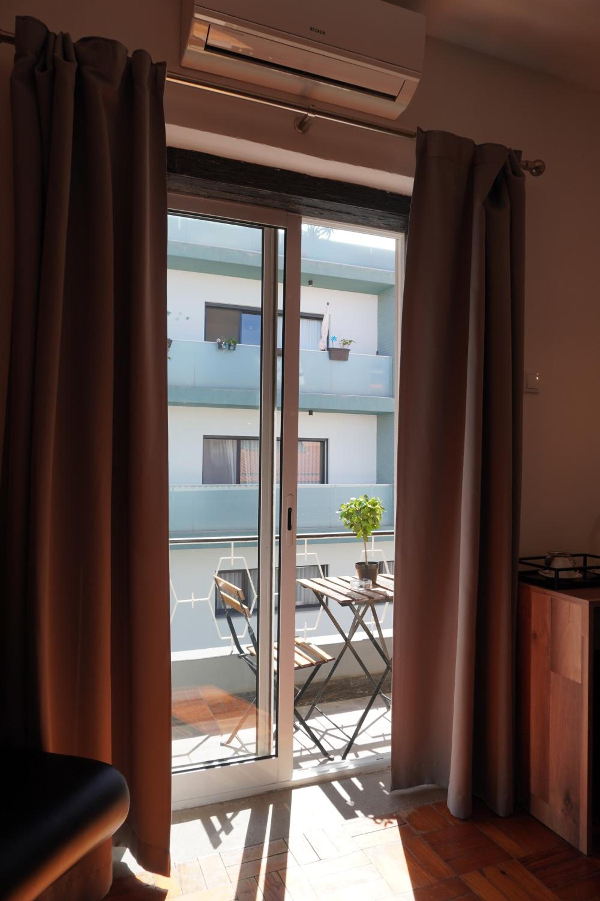 Large Double Room - Photo 5