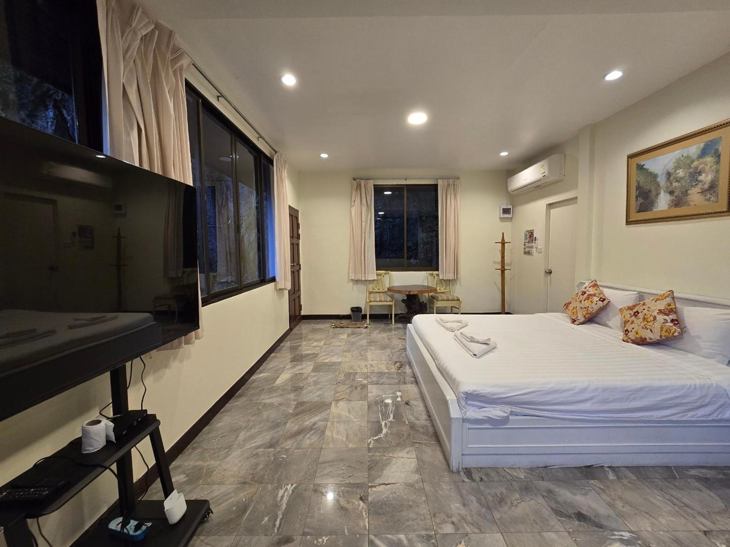 Double Room - Photo 18