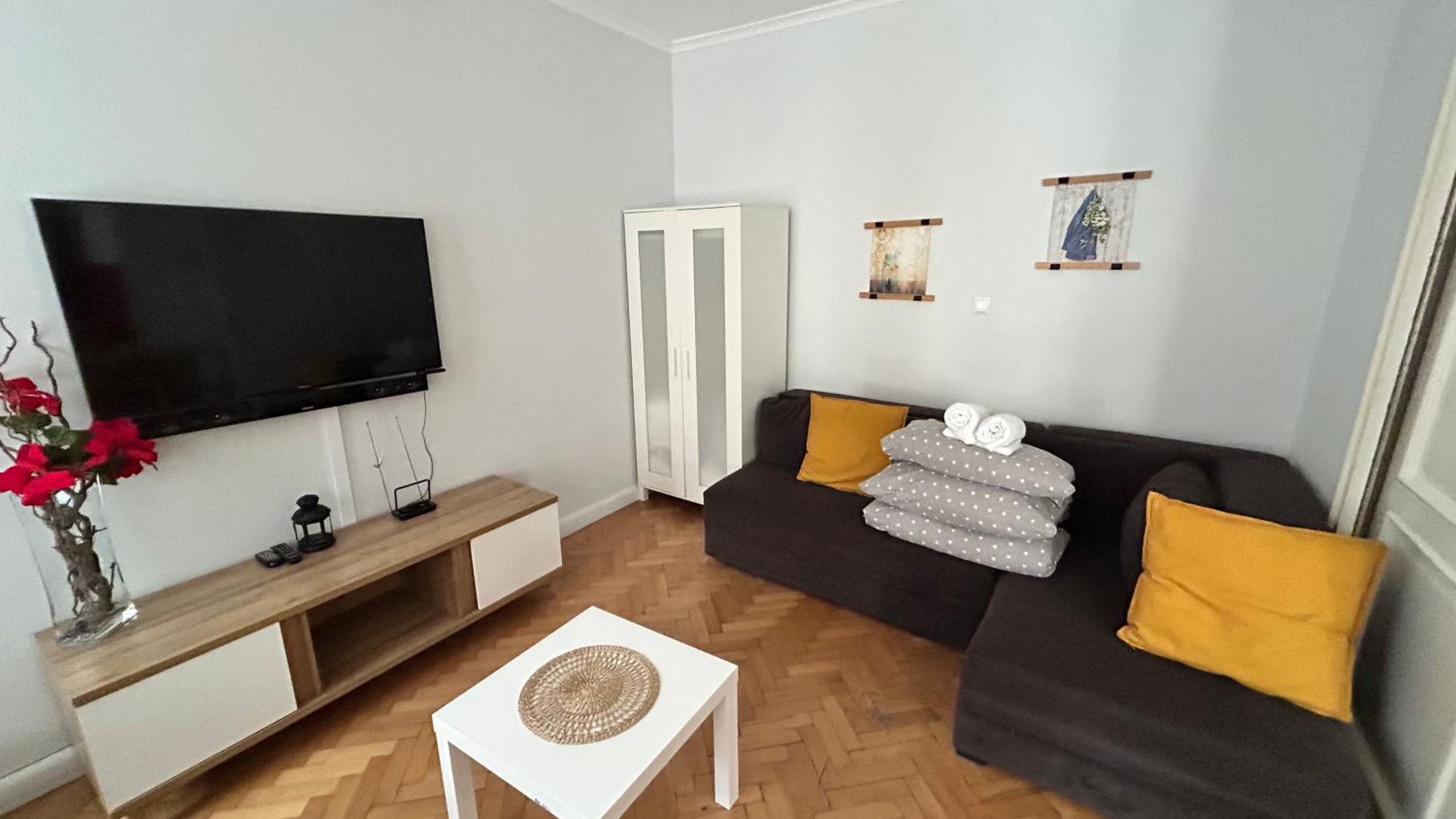 Three-Bedroom Apartment - Photo 9