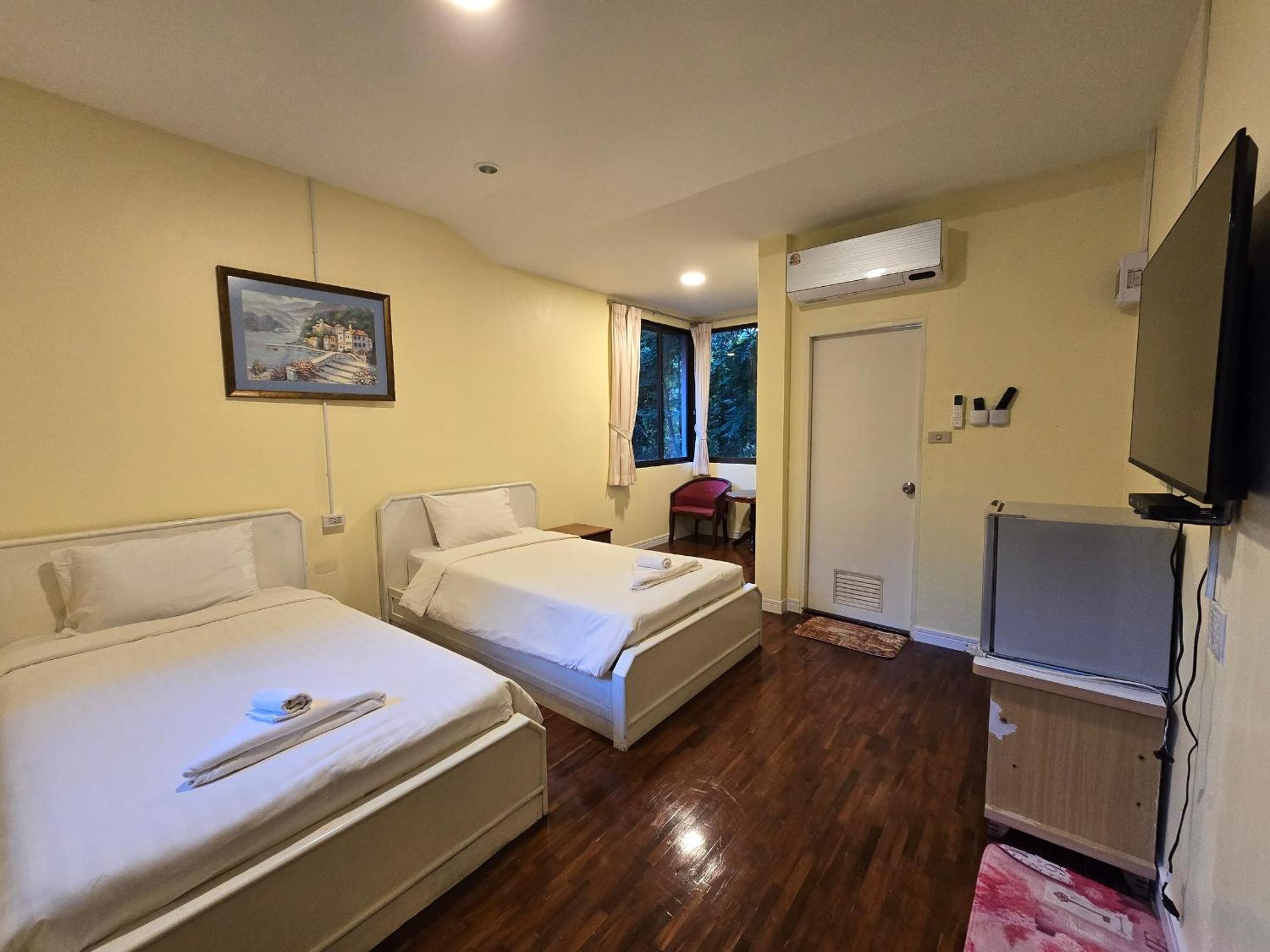 Twin Room - Photo 10