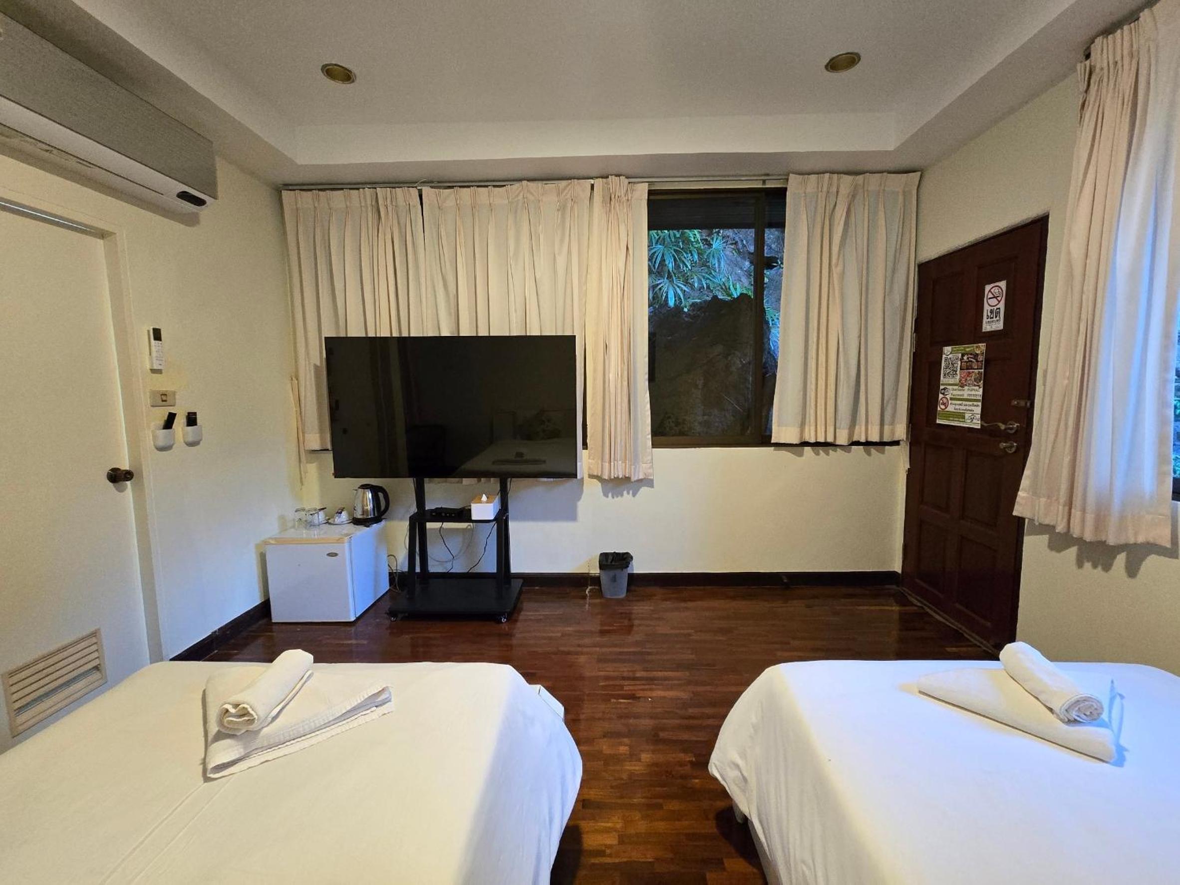 Twin Room - Photo 9