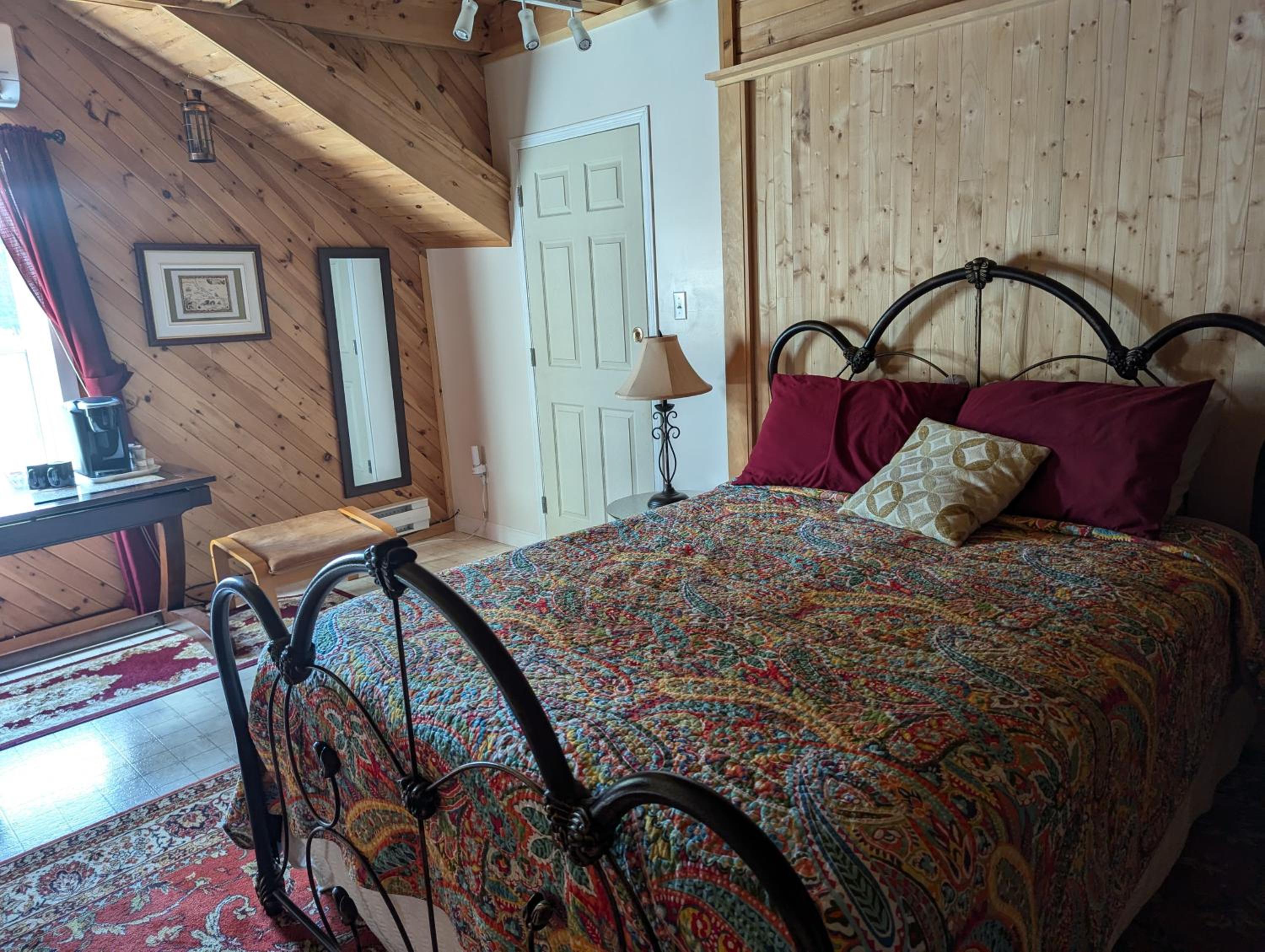 Deluxe Queen Suite photo 2