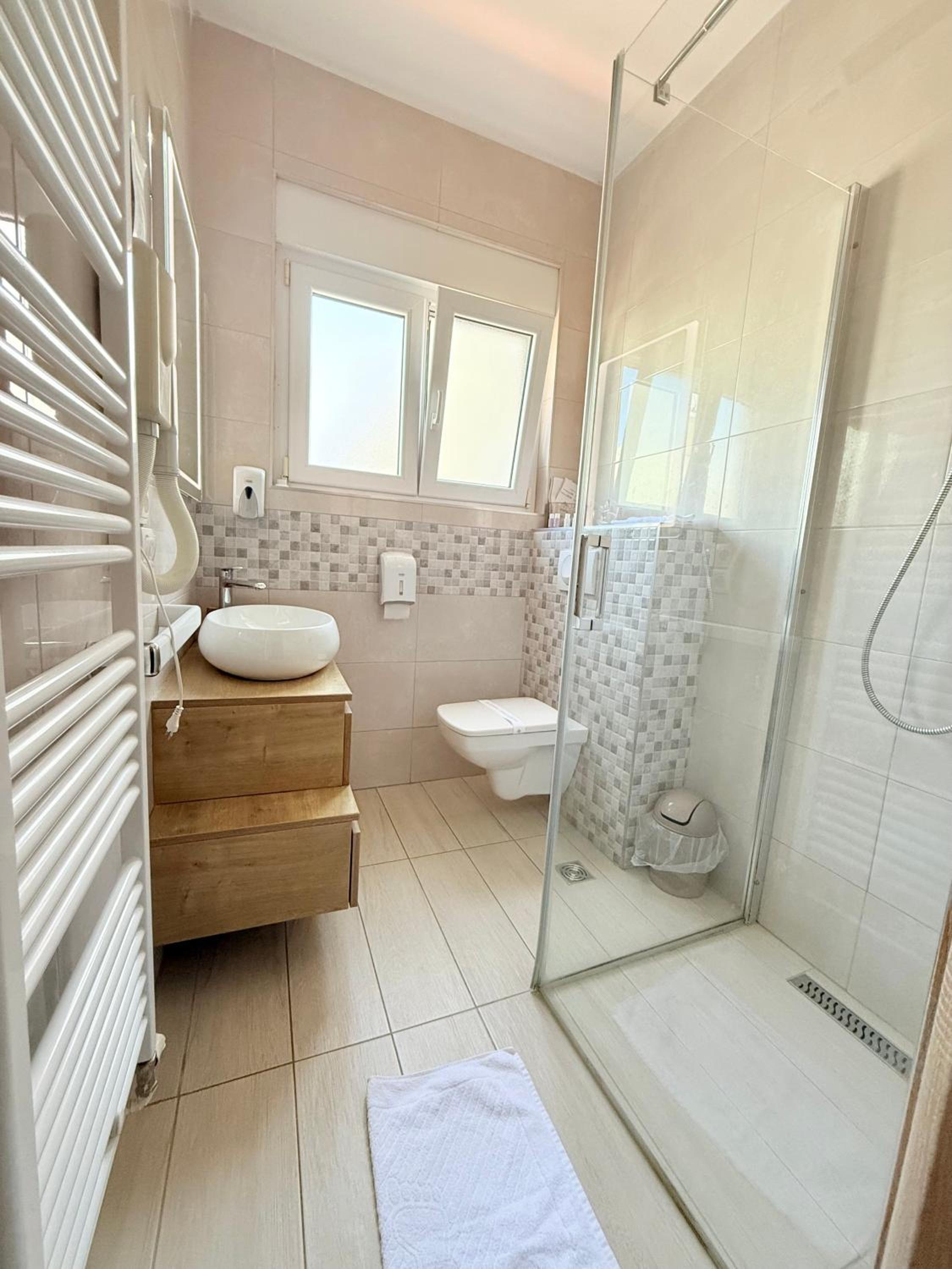 Budget Twin Room - Photo 2