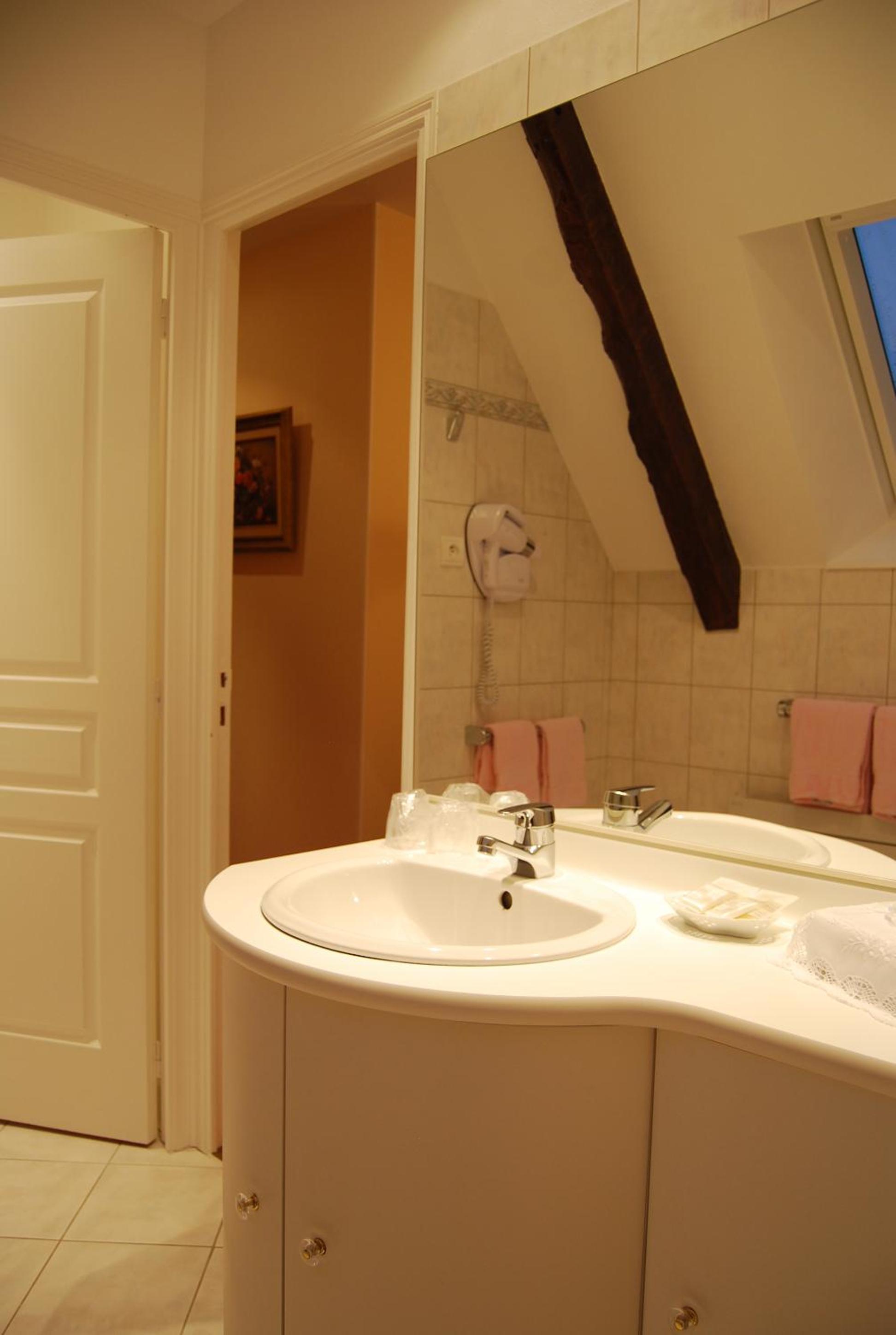 Double Room - Photo 5