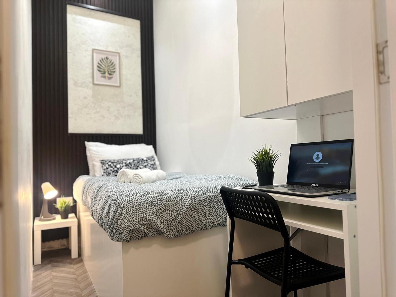 Single Room with Shared Bathroom photo 3