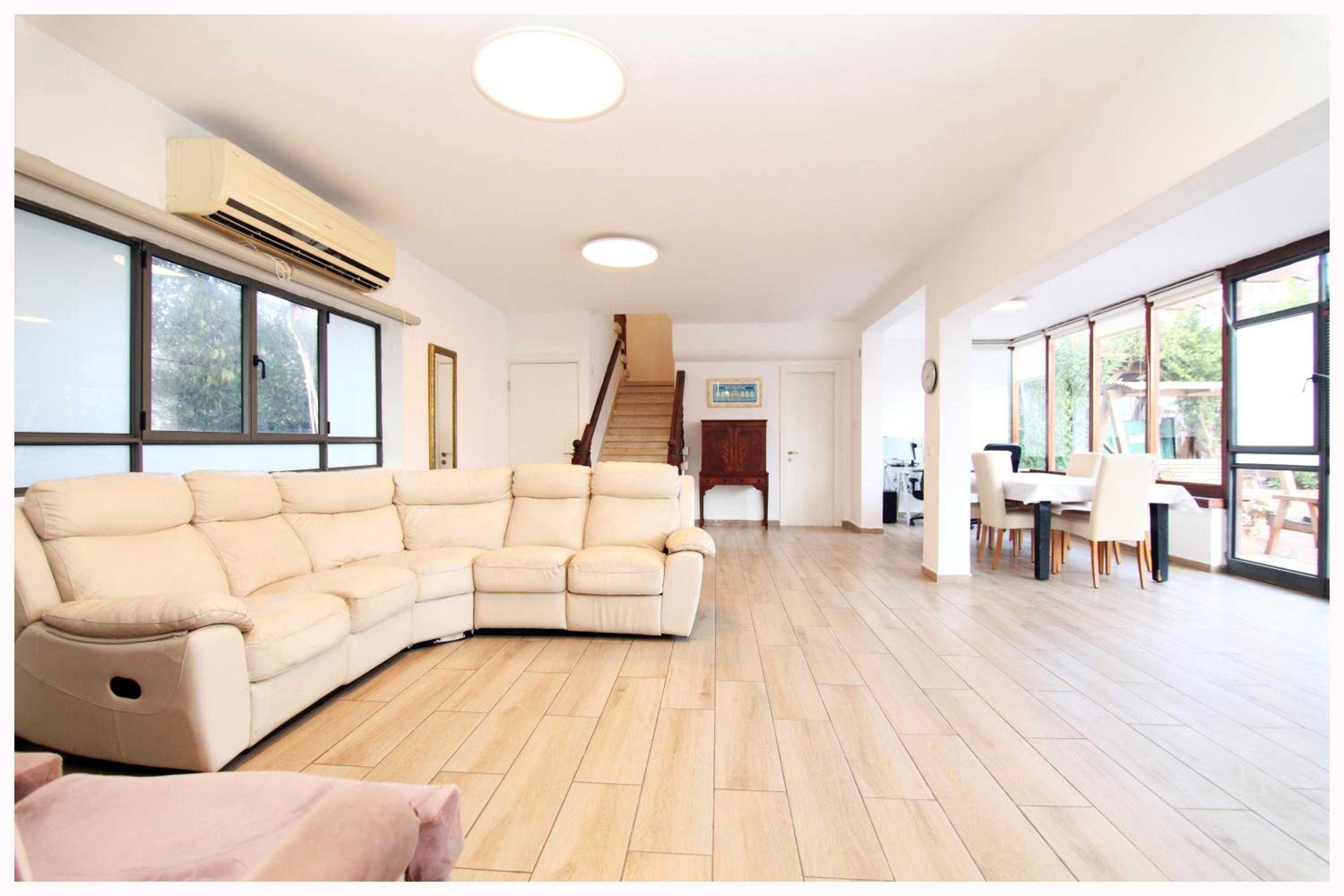 Five-Bedroom House photo 1