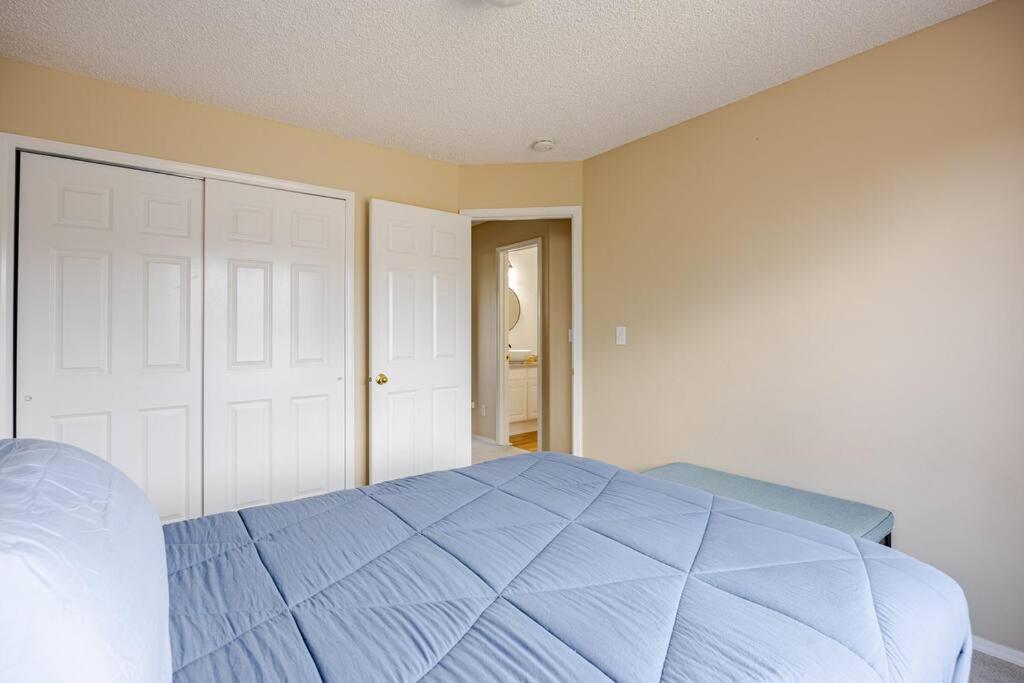 Six-Bedroom House photo 1