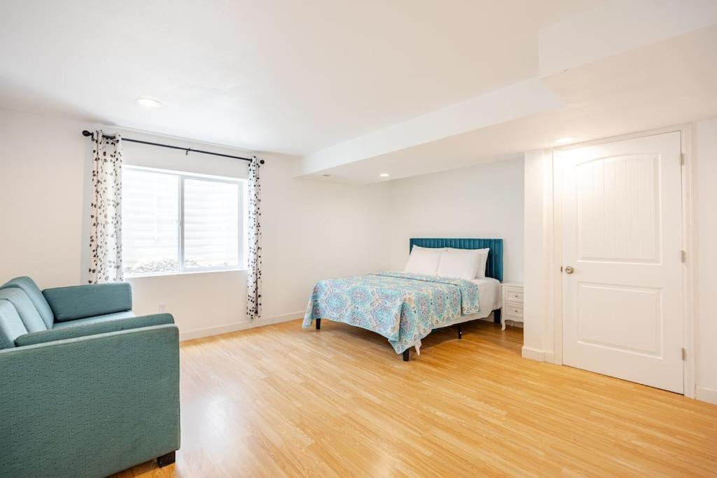 Six-Bedroom House photo 2