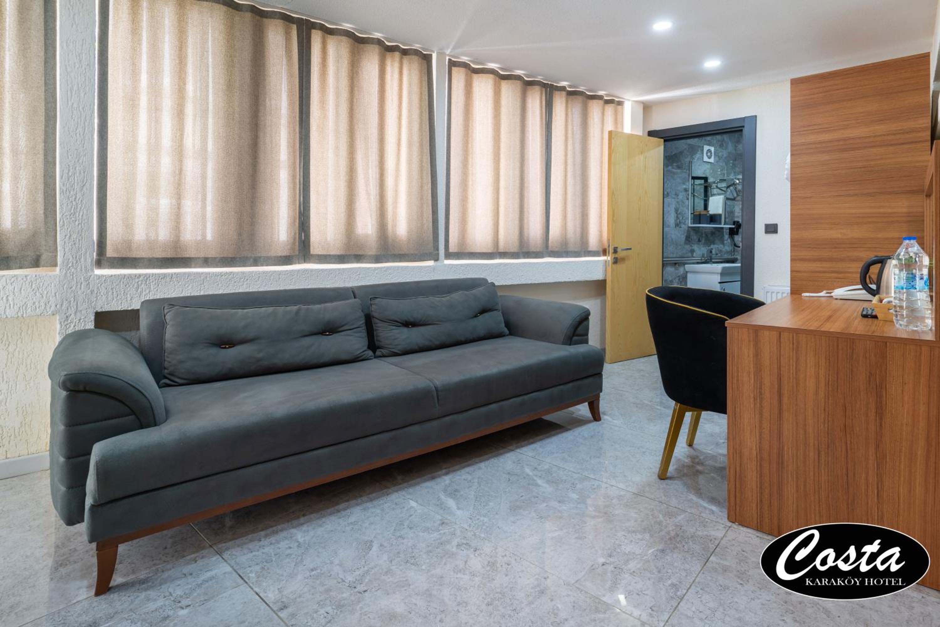 Deluxe Double Room with Balcony photo 2