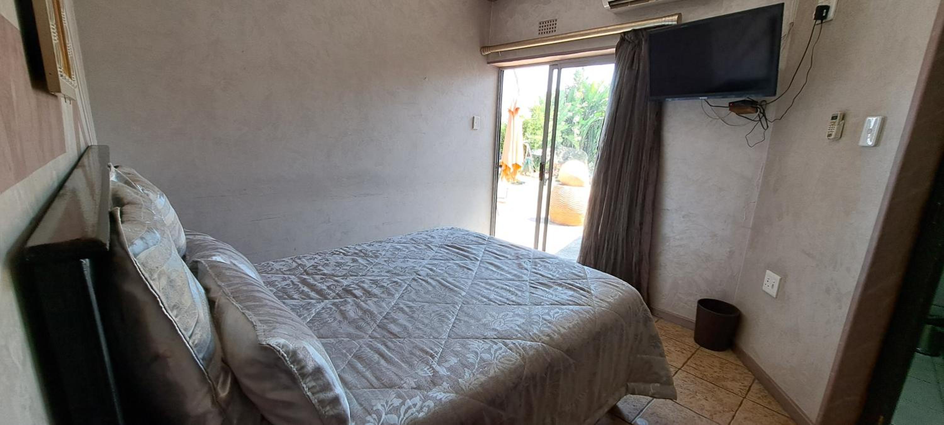 Standard Double Room - Photo 8