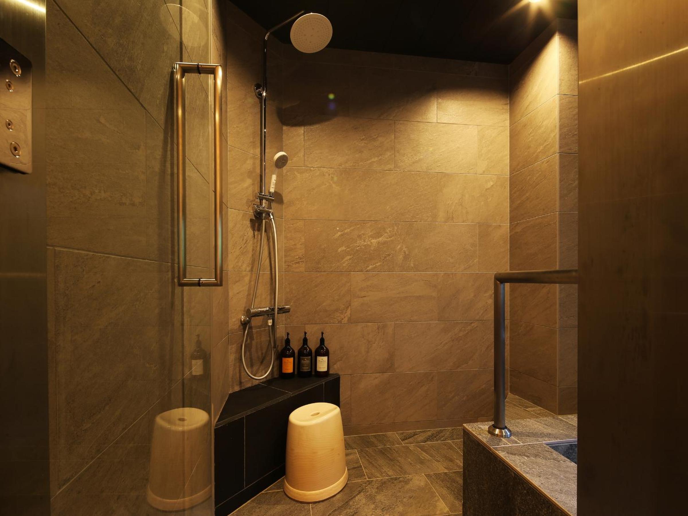 Twin Room with Private Bathroom thumbnail 5