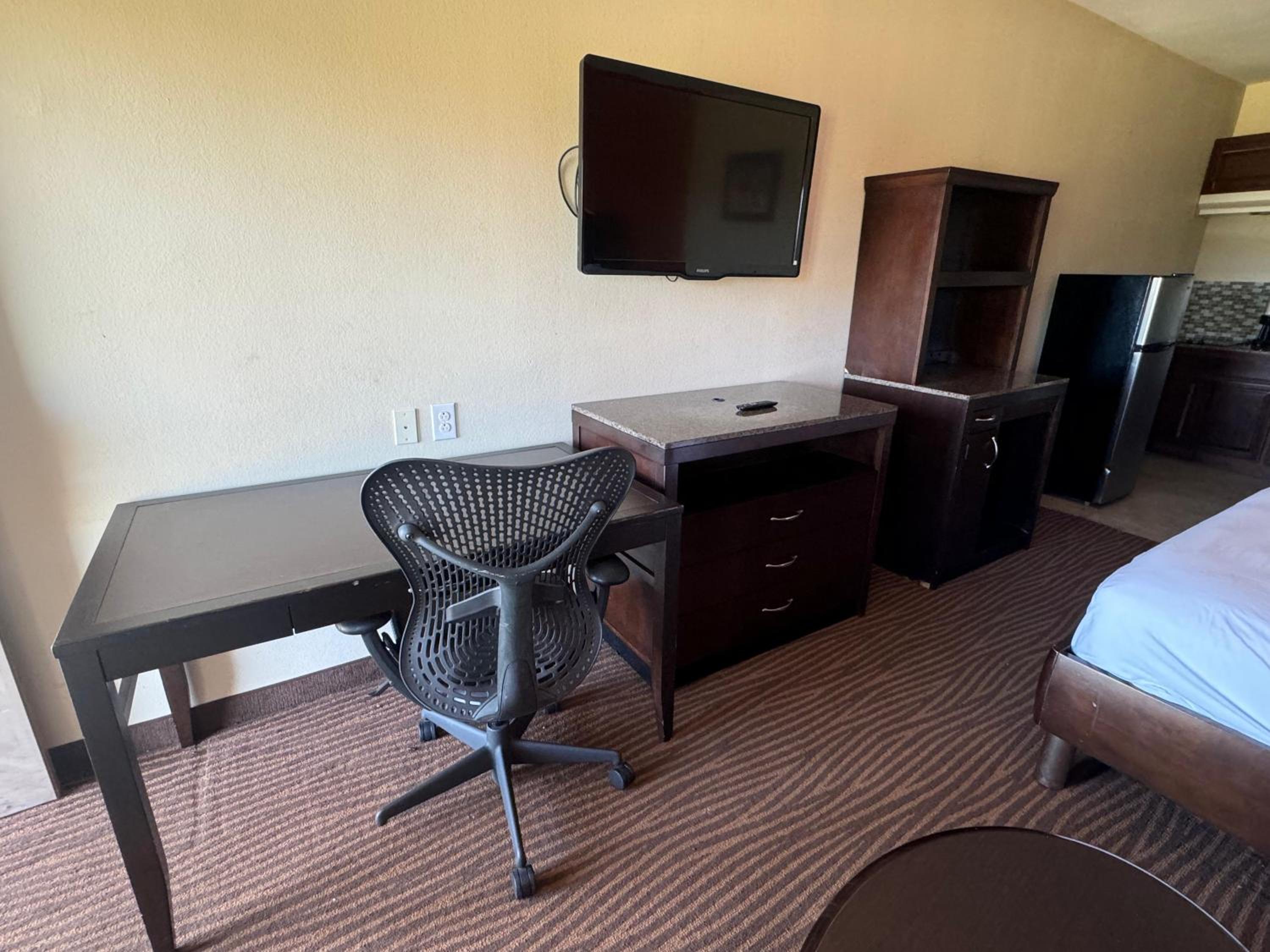 2 Queen Beds with Kitchenette