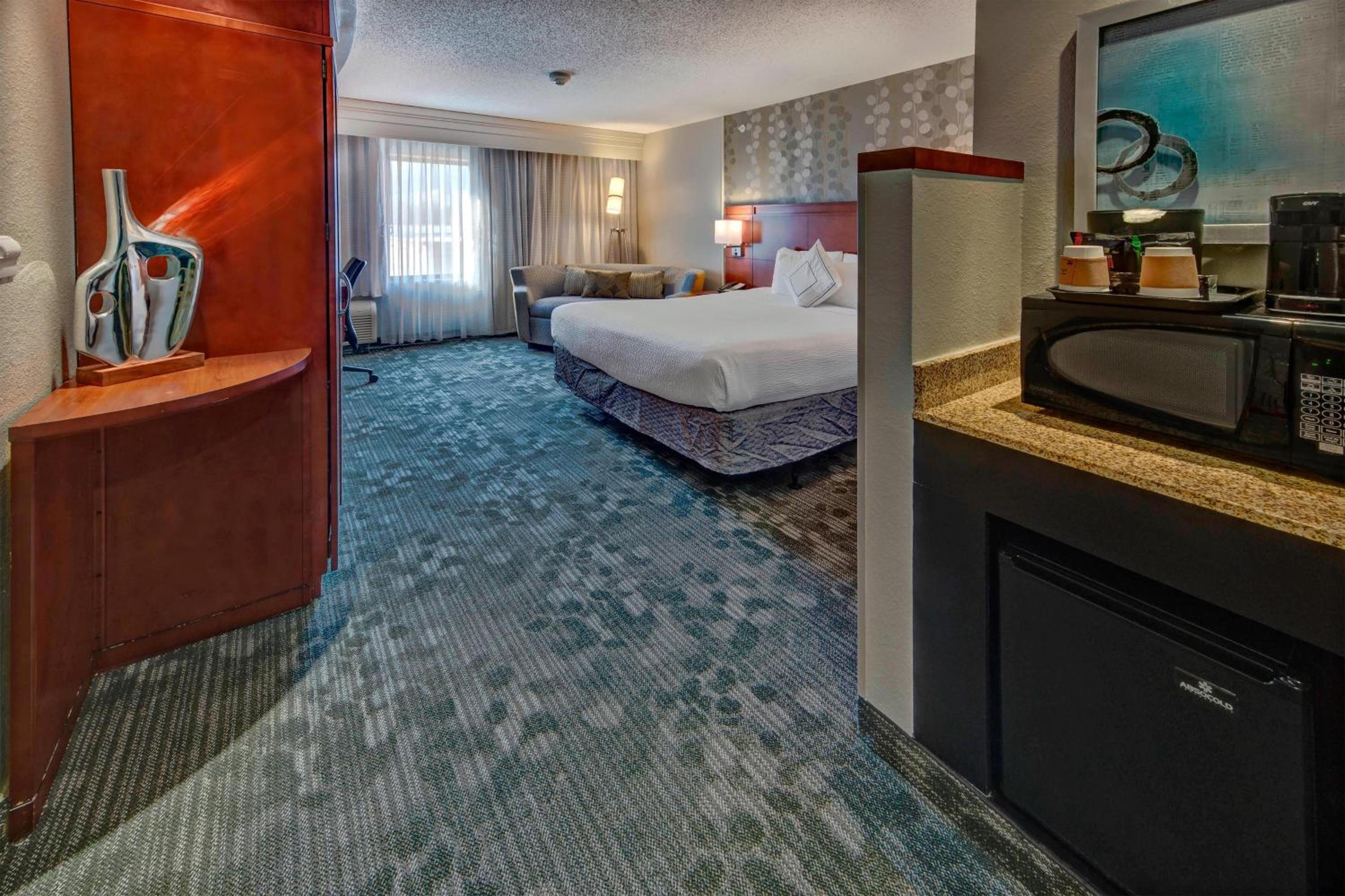 King Room with Sofa Bed - Hearing Accessible - Photo 3