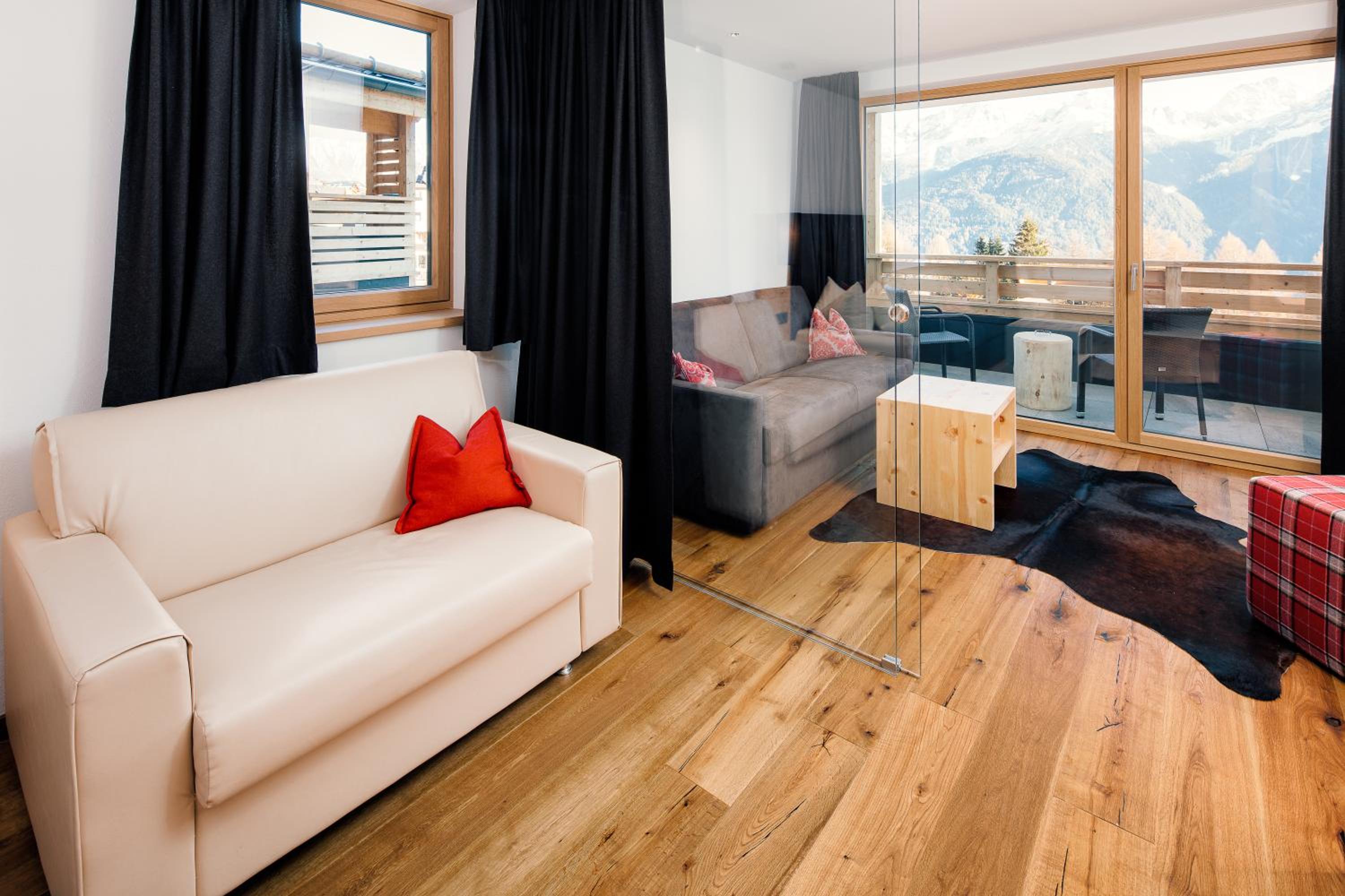 Junior Suite with Balcony - Photo 4