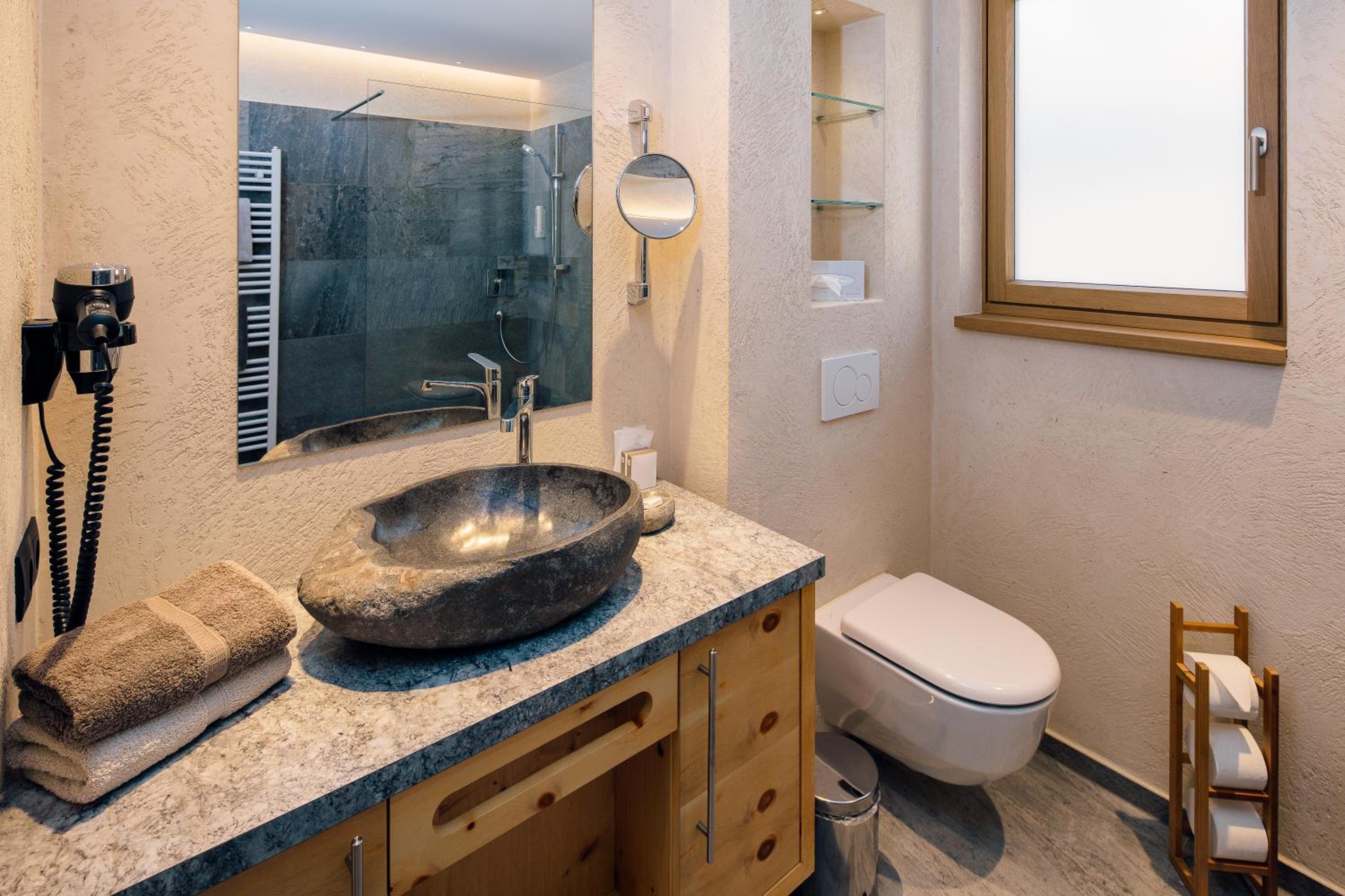 Junior Suite with Balcony - Photo 2