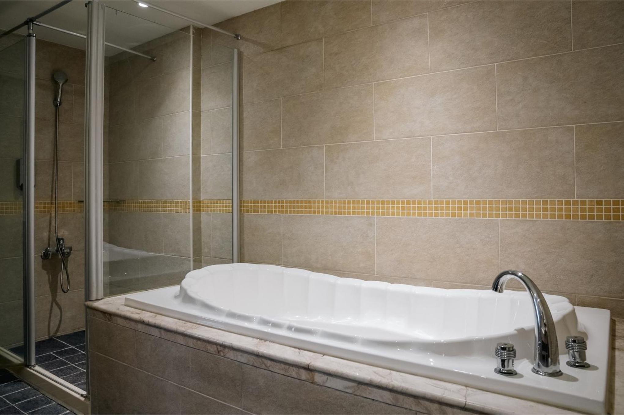 Standard Quadruple Room with Bath Tub photo 3
