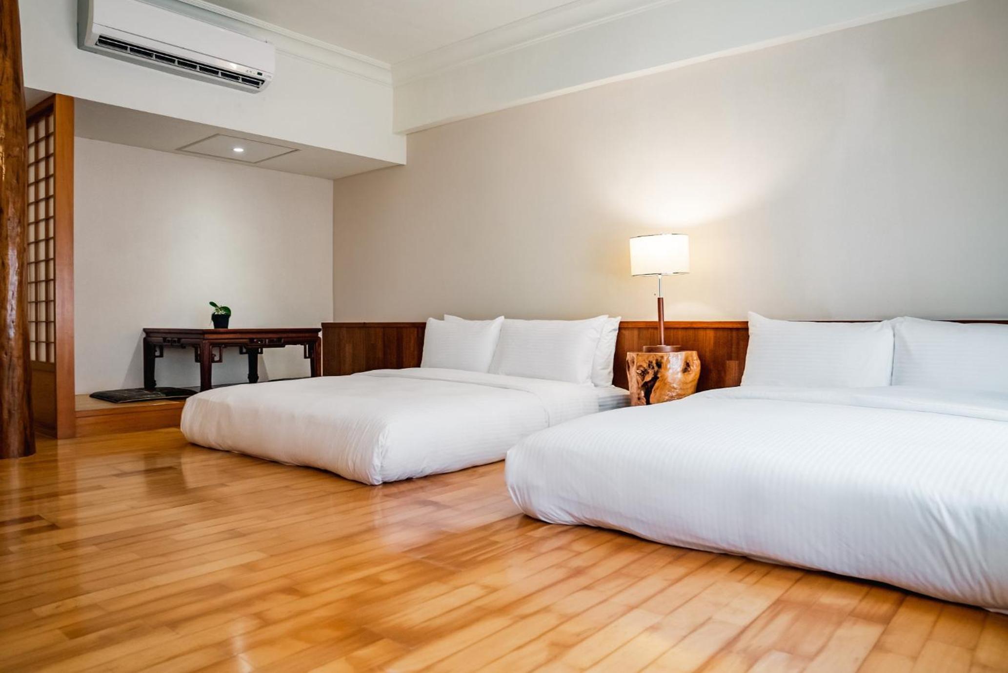 Economy Quadruple Room with Bath Tub photo 3