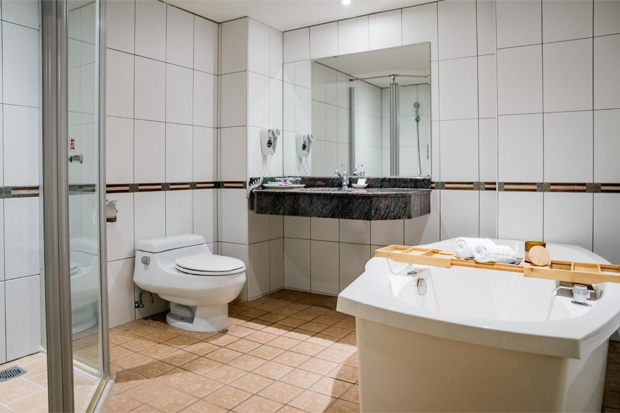 Economy Quadruple Room with Bath Tub photo 2