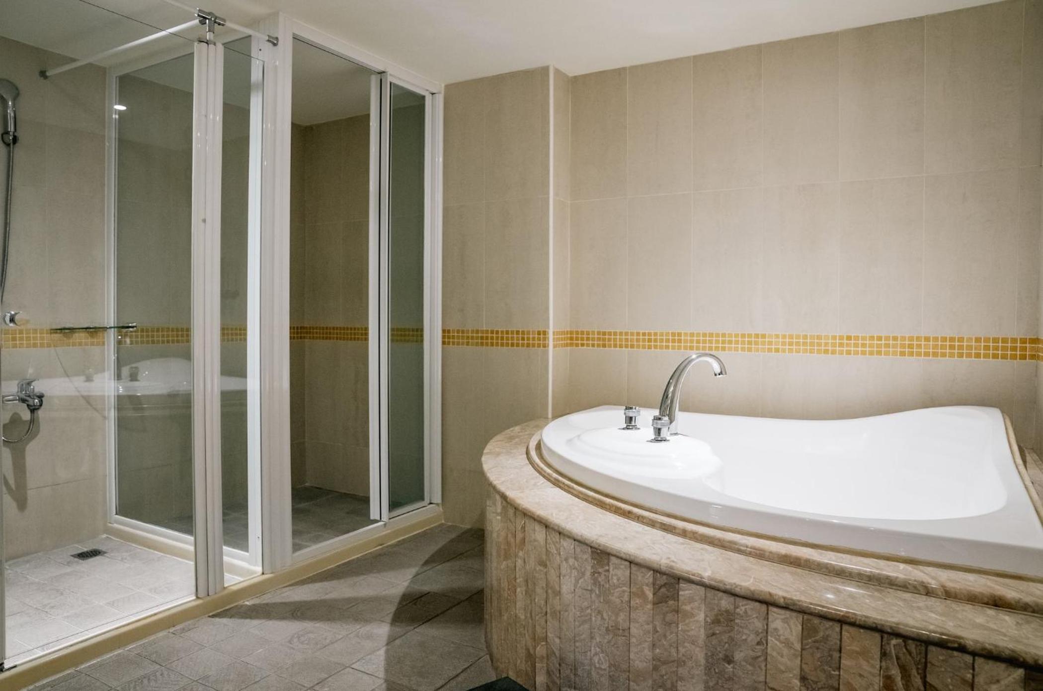 Deluxe Family Suite photo 3