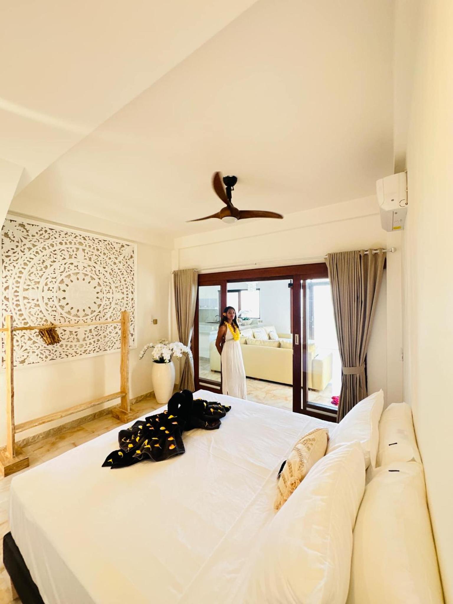 Three-Bedroom Villa - Photo 2