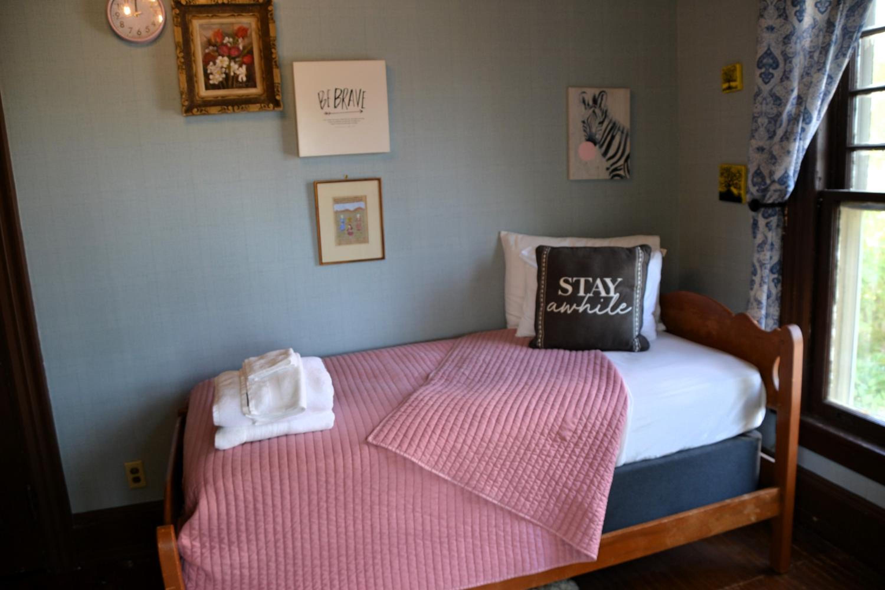 Twin Room with Shared Bathroom photo 2