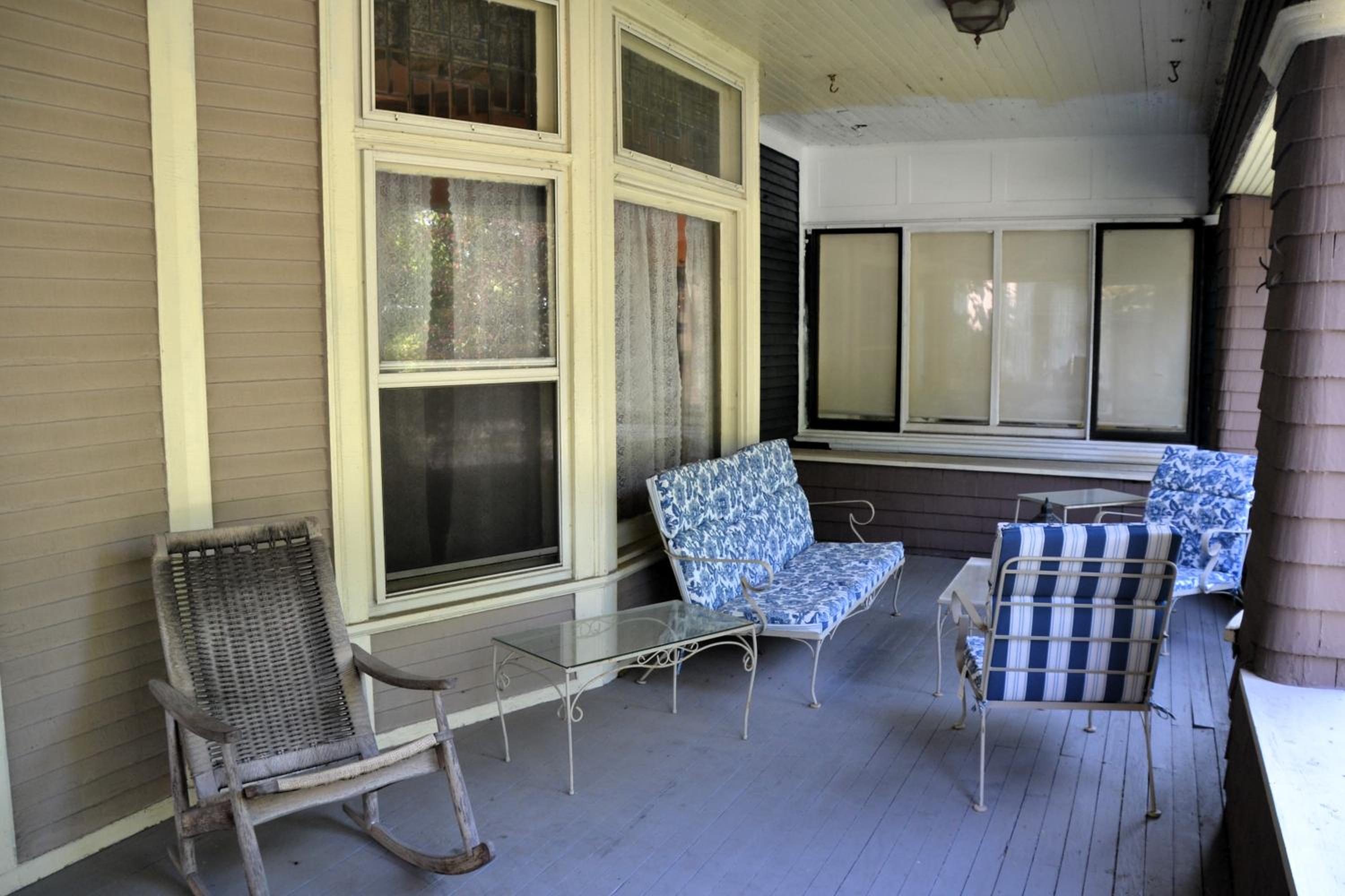 Deluxe Queen Room - Photo 9